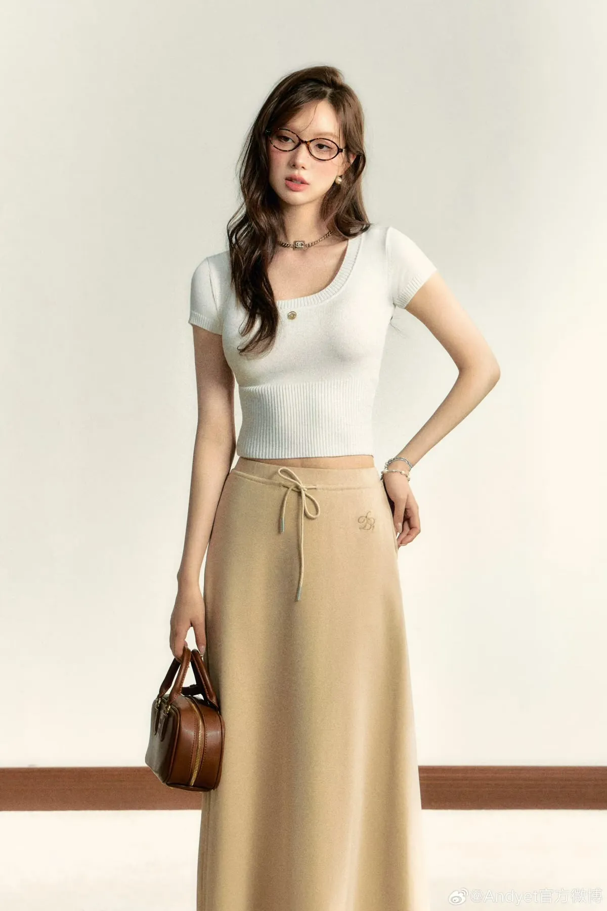 Outfit mix chân váy len dáng dài và áo thun ôm croptop khoe eo thon