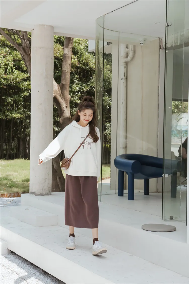 Trẻ trung với chân váy len dài và áo hoodie ấm áp