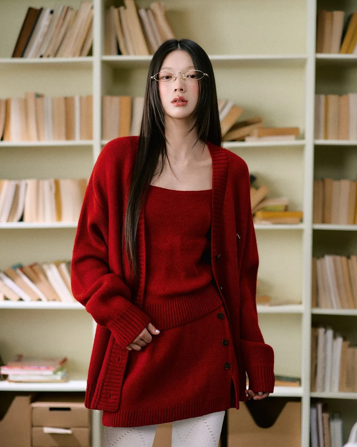 Tone sur tone với chân váy len ôm, áo len 2 dây và áo khoác cardigan tông đỏ