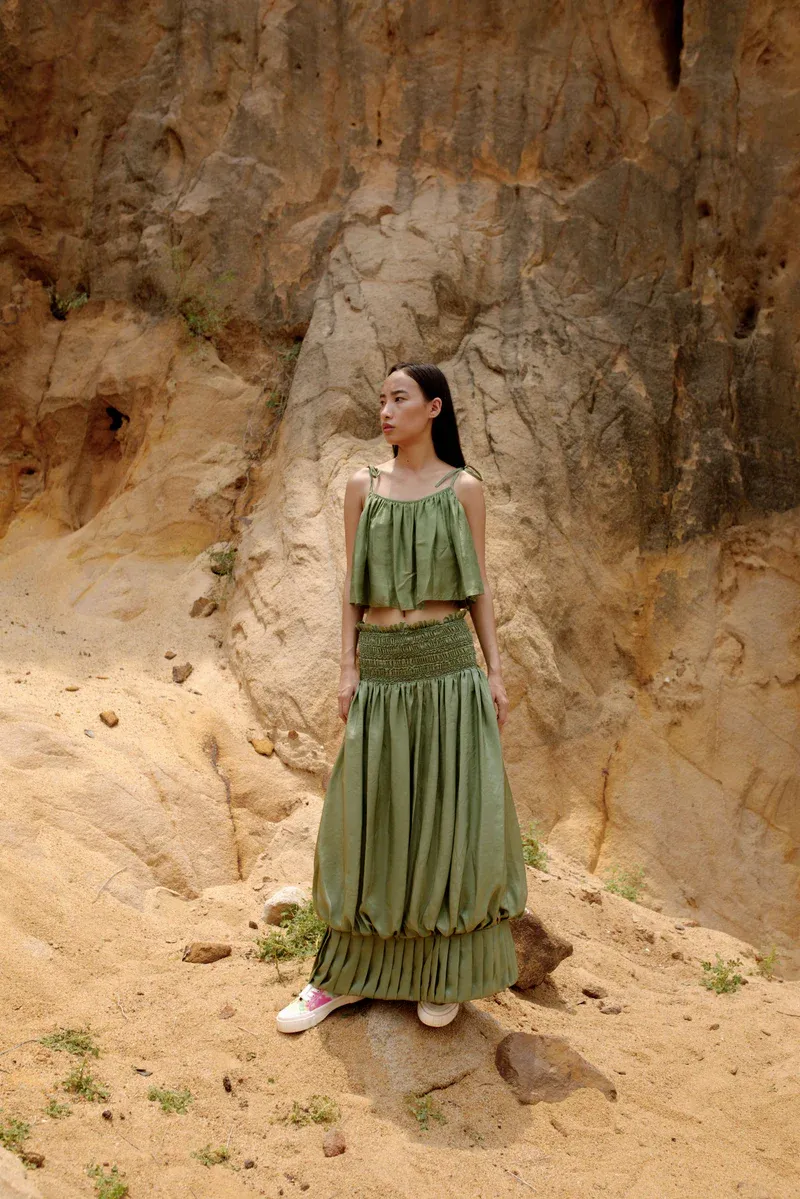 Phối chân váy màu xanh rêu với croptop tone sur tone cá tính (Nguồn: Internet)