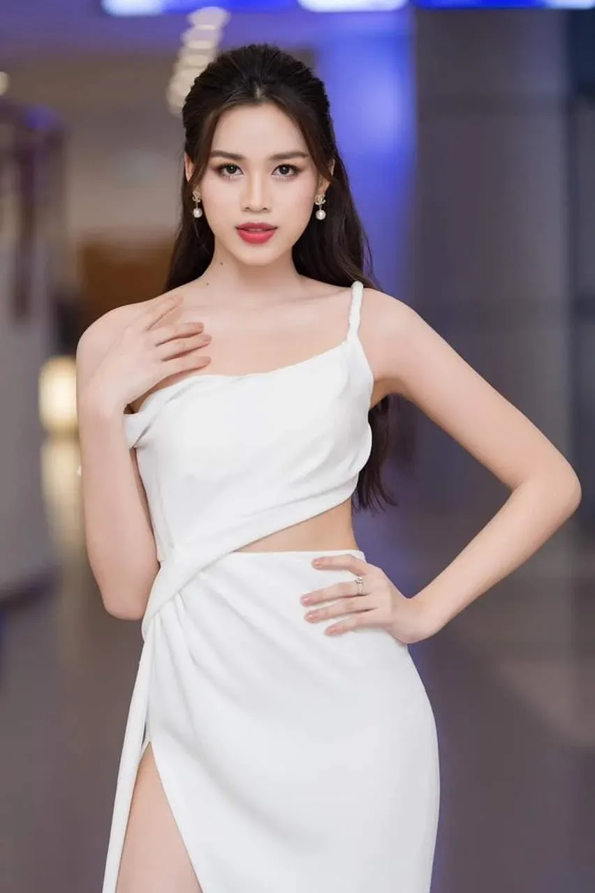 Chi tiết cut-out ở eo giúp khoe vóc dáng thon gọn (Nguồn: Internet)