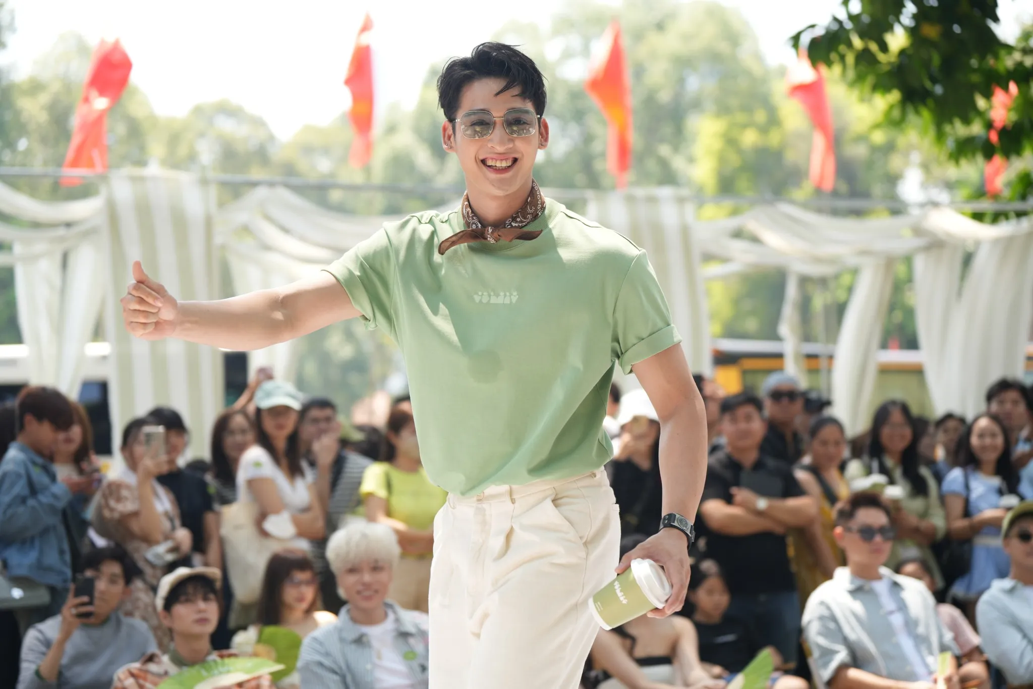 Chiếc bandana màu nâu họa tiết nổi bật trên nền áo xanh pastel (Nguồn: Routine)