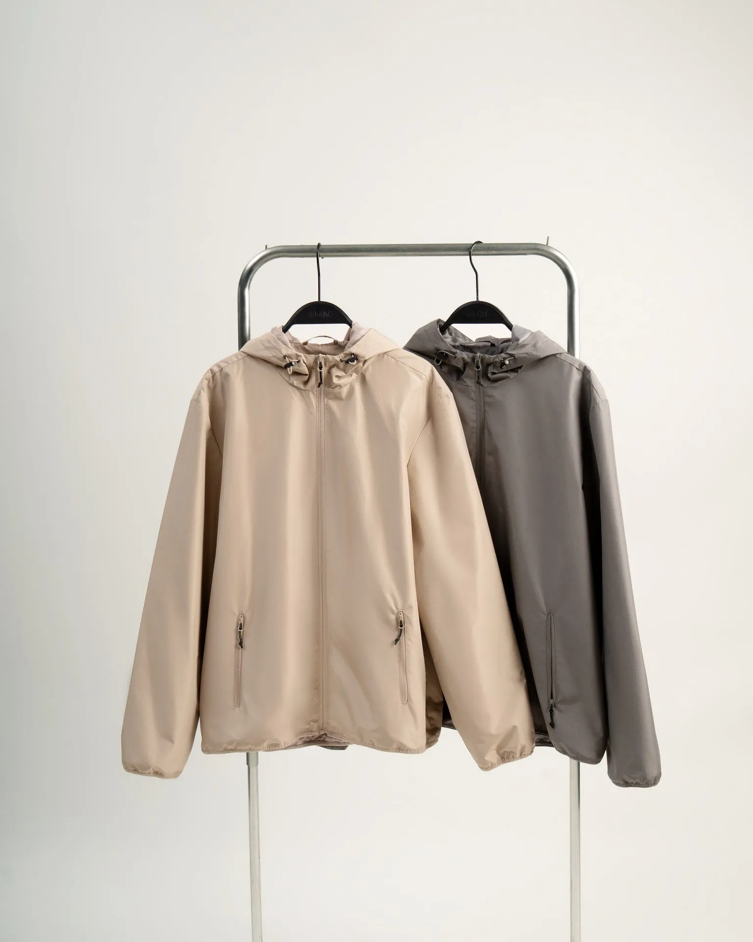 Chọn size áo khoác nam phù hợp để tạo cảm giác thoải mái khi mặc và tôn dáng (Nguồn: Routine)