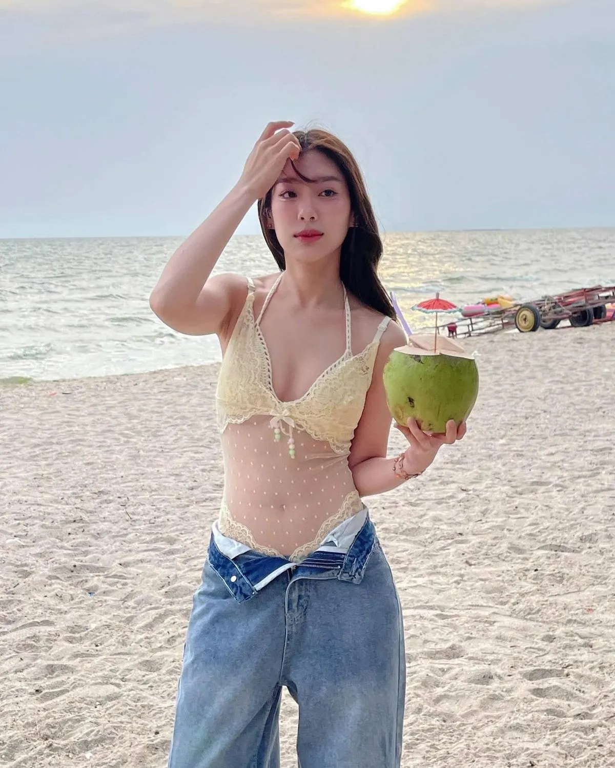 Cách tạo dáng với bikini đi biển cùng quả dừa đơn giản, quyến rũ (Nguồn: Internet)Cách tạo dáng với bikini đi biển cùng quả dừa đơn giản, quyến rũ (Nguồn: Internet)