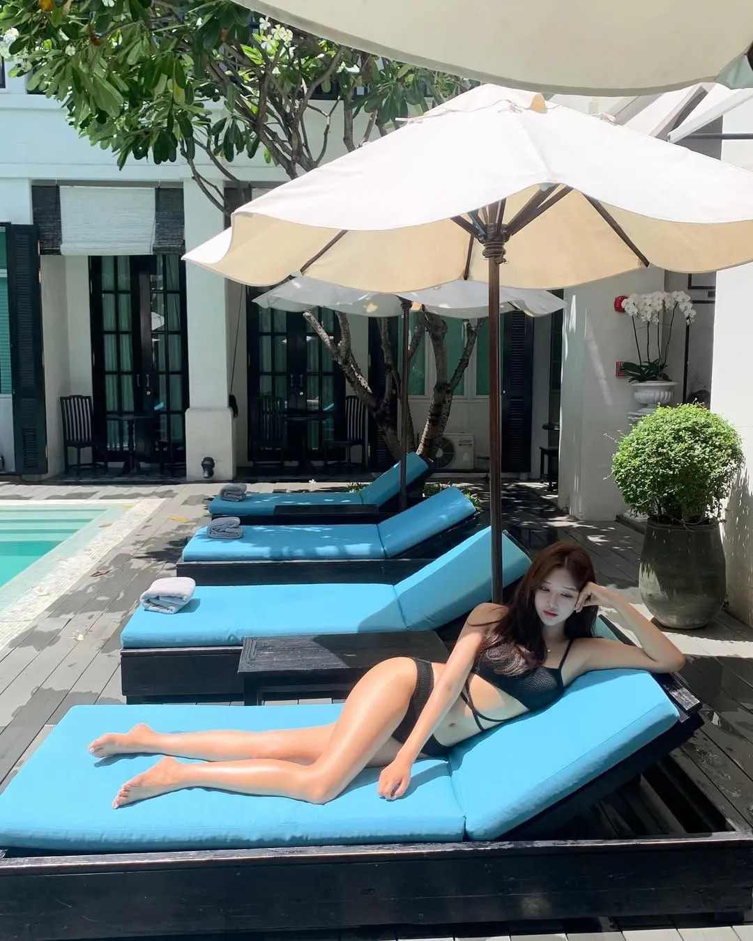 Cách tạo dáng thư giãn cùng ghế khi đi biển (Nguồn: Internet)