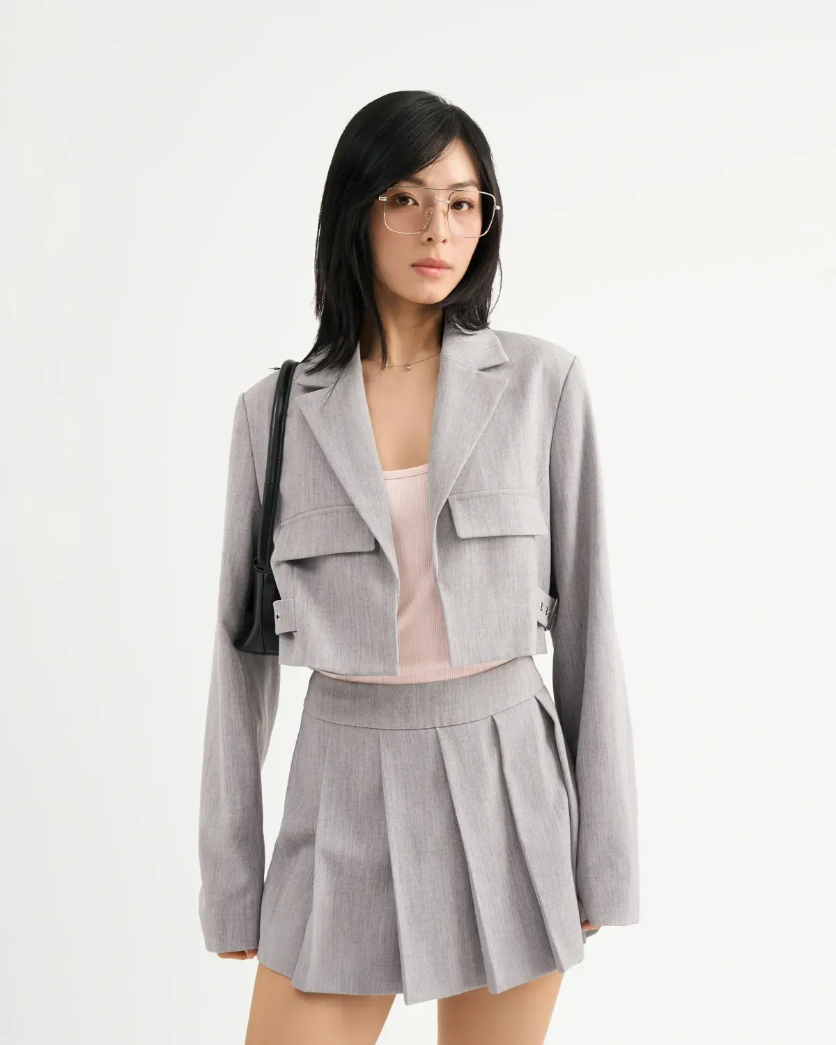 Áo blazer croptop màu xám trẻ trung nhưng vẫn đảm bảo tính lịch sự, chỉn chu