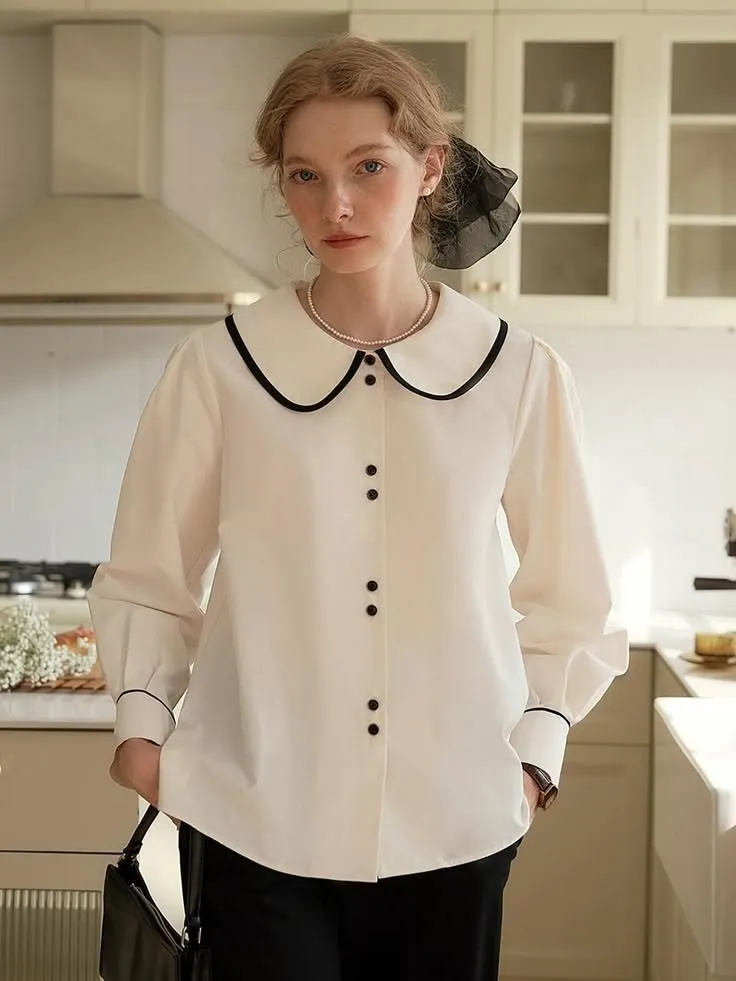 Áo kiểu có cổ lịch sự là item được nhiều bạn gái yêu thích khi đi làm căn cước