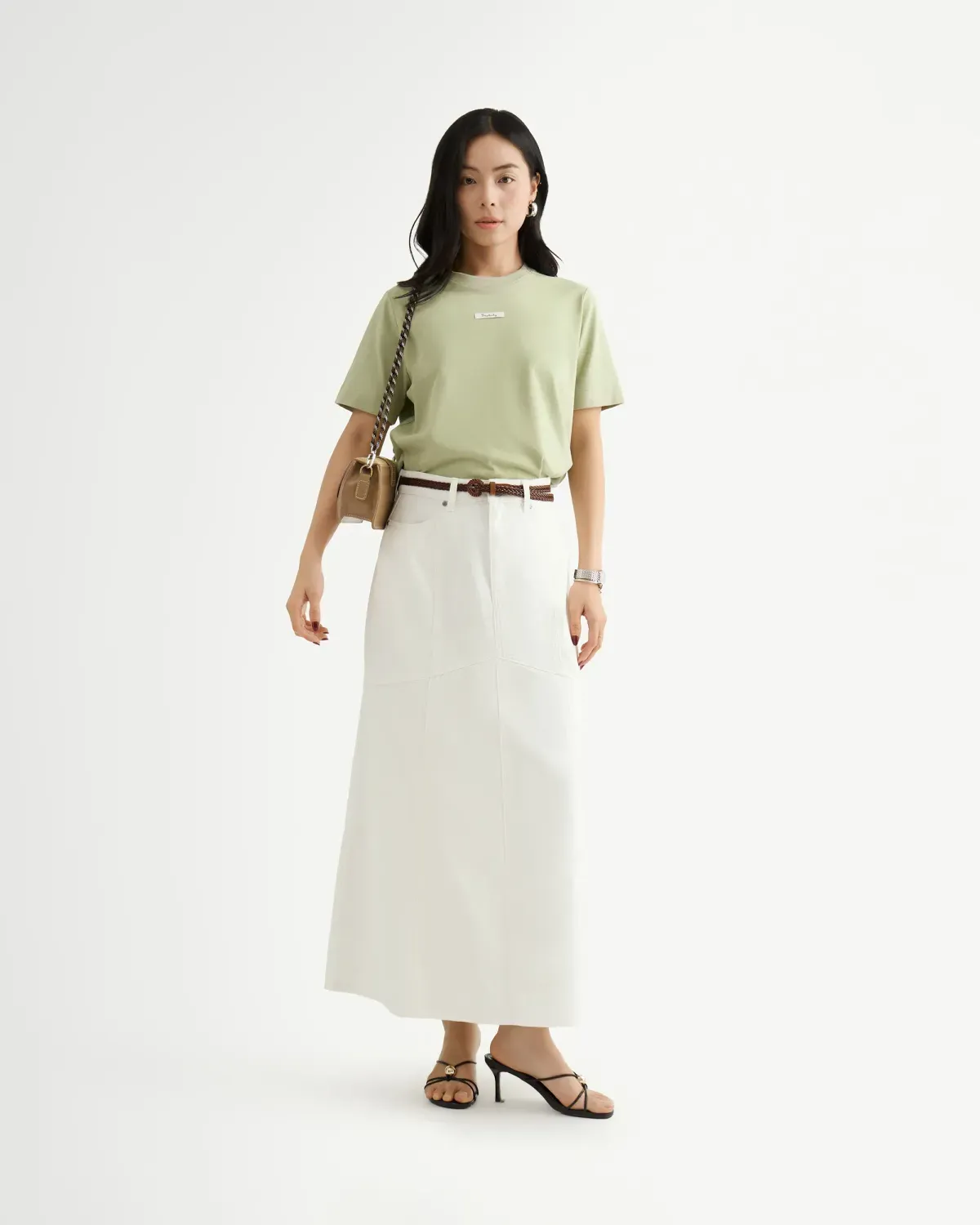 Áo thun cotton đứng phom cũng là lựa chọn thích hợp để đi làm căn cước
