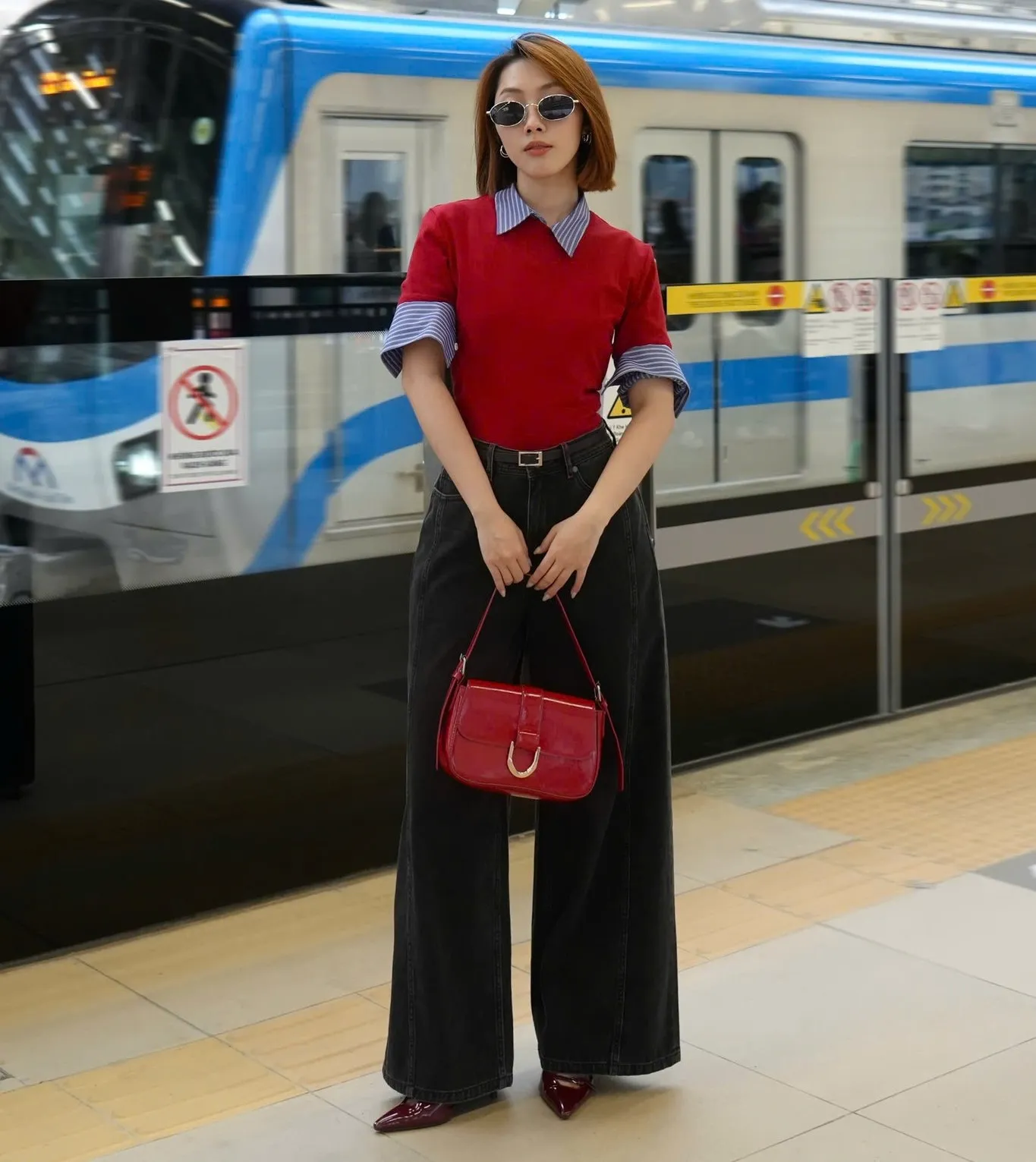 Cô nàng hiện đại, thời thượng với áo thun đỏ phối chung quần jean (Nguồn: Routine)