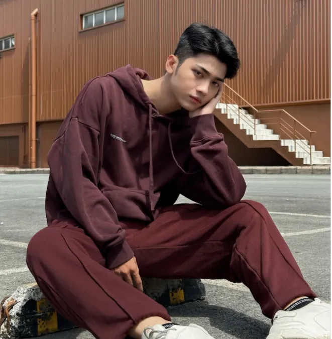 Combo áo hoodie và quần jogger nâu đất khỏe khoắn, thích hợp cho outfit đi dạo phố hoặc style năng động thường ngày (Nguồn: Routine)