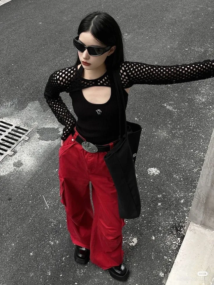 Combo quần cargo pants, áo tanktop, khoác lưới là lựa chọn phù hợp với phong cách thể thao, streetwear cá tính (Nguồn: Internet)