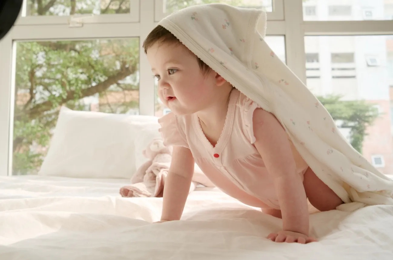 Cúc phối màu giúp ba mẹ dễ dàng mặc quần áo cho bé 1 cách nhanh chóng
