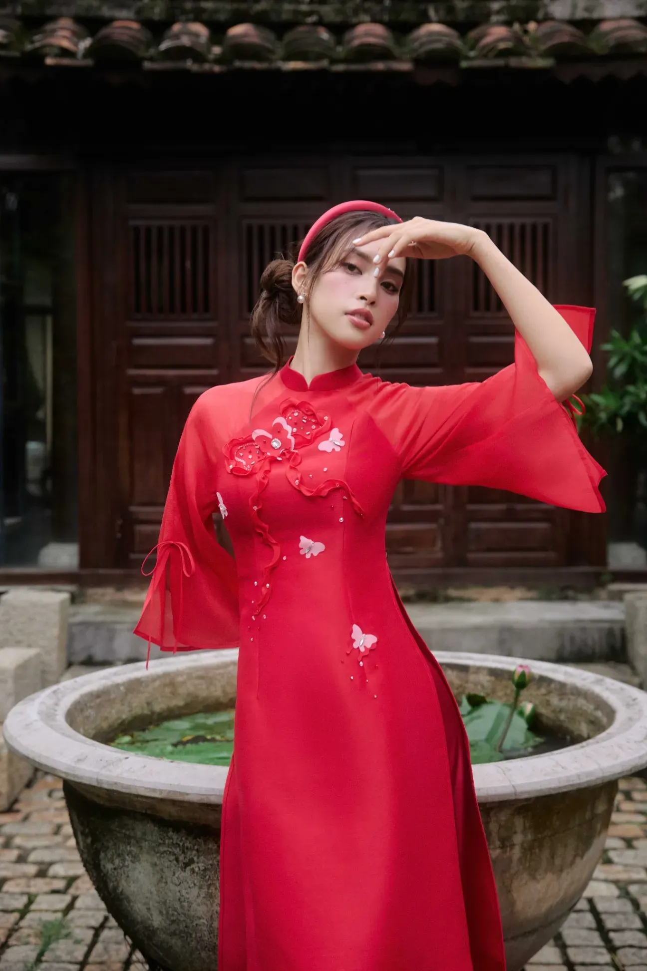 Chụp áo dài Tết với kiểu tạo dáng vuốt tóc nhẹ nhàng