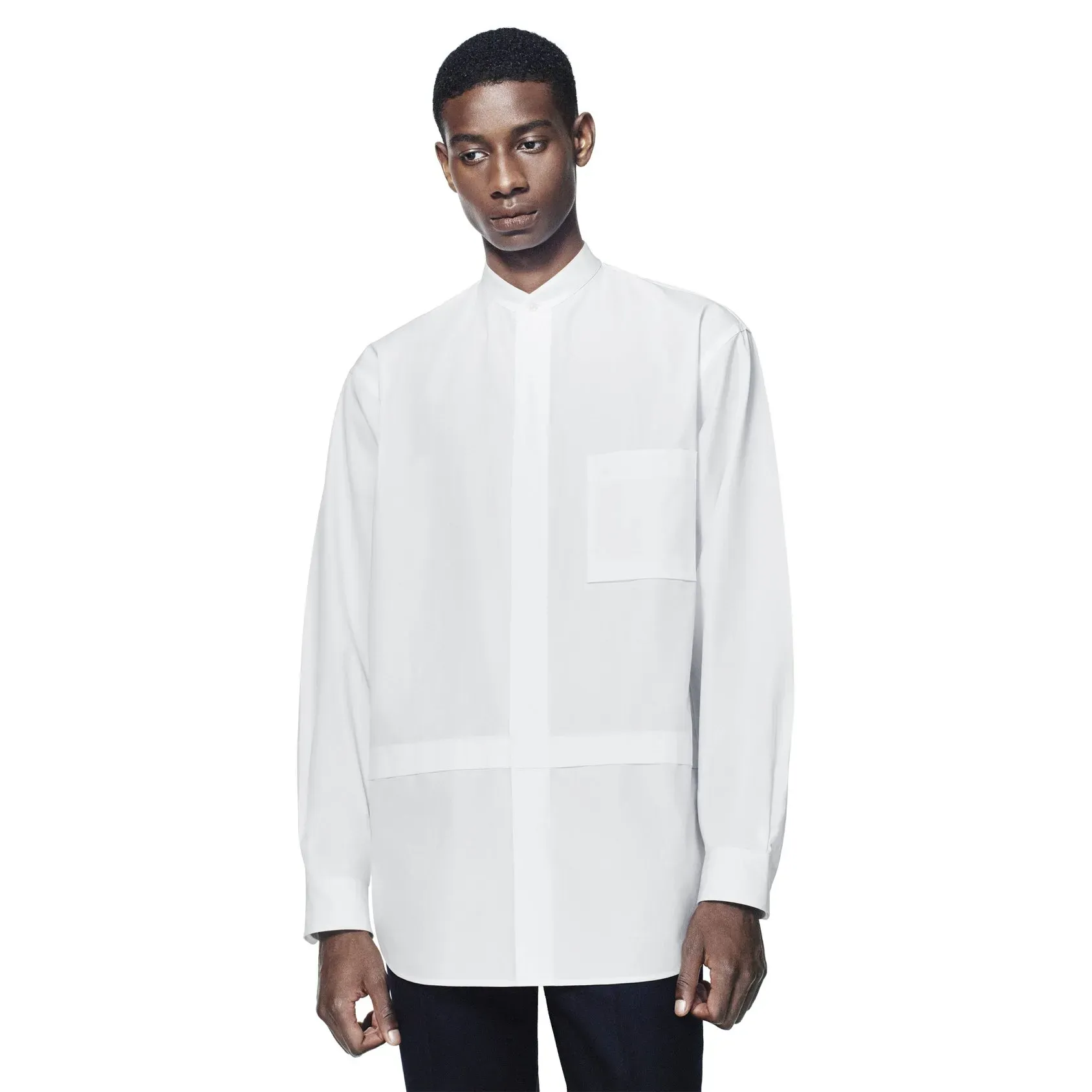 Mẫu áo sơ mi cổ trụ dáng rộng nổi tiếng của UNIQLO