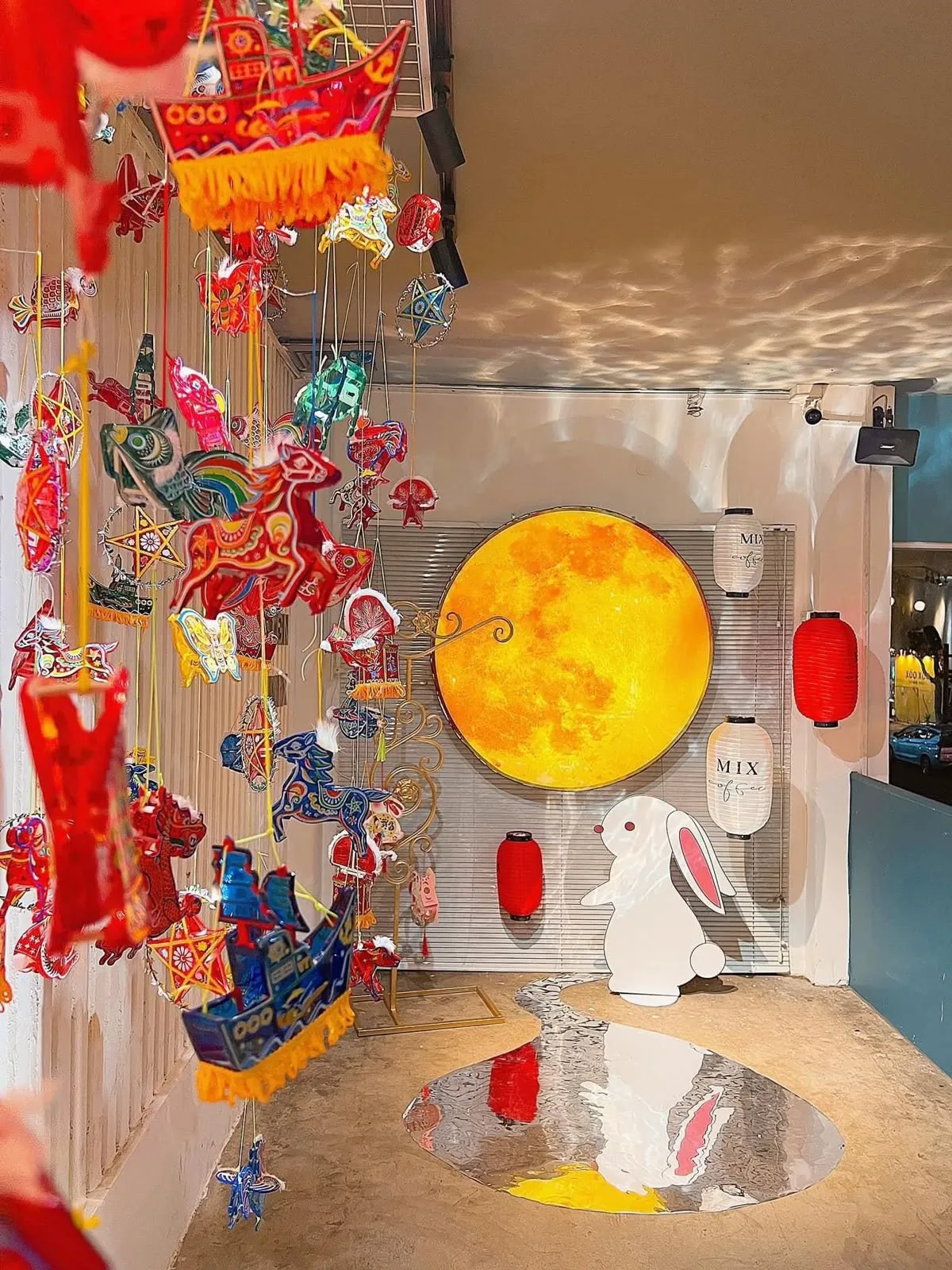 Đa dạng các mẫu đèn lồng để trang trí trung thu vui nhộn (Nguồn: Internet)