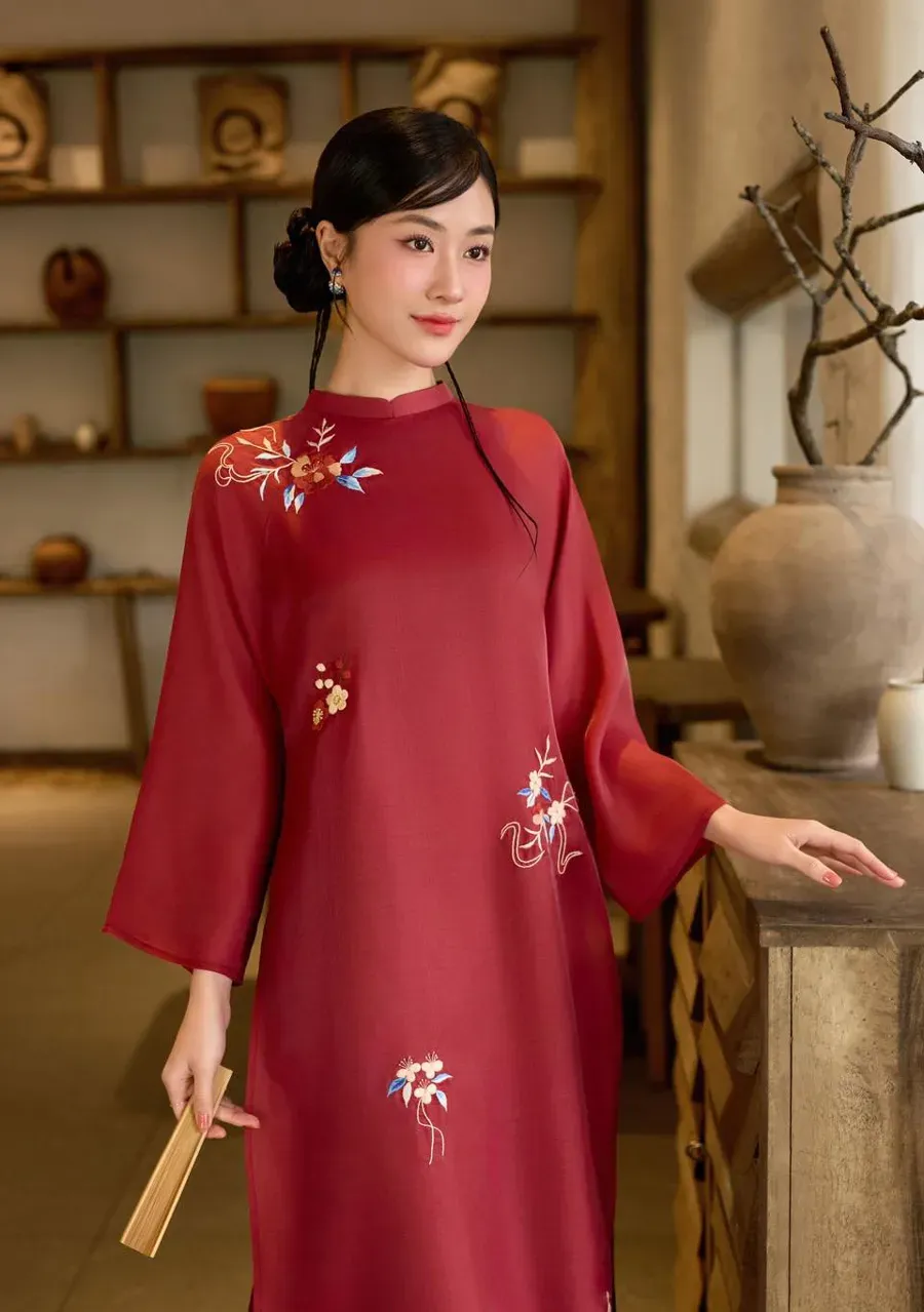 Mẫu áo dài đỏ đậm giúp tôn lên vẻ đẹp của làn da ngăm