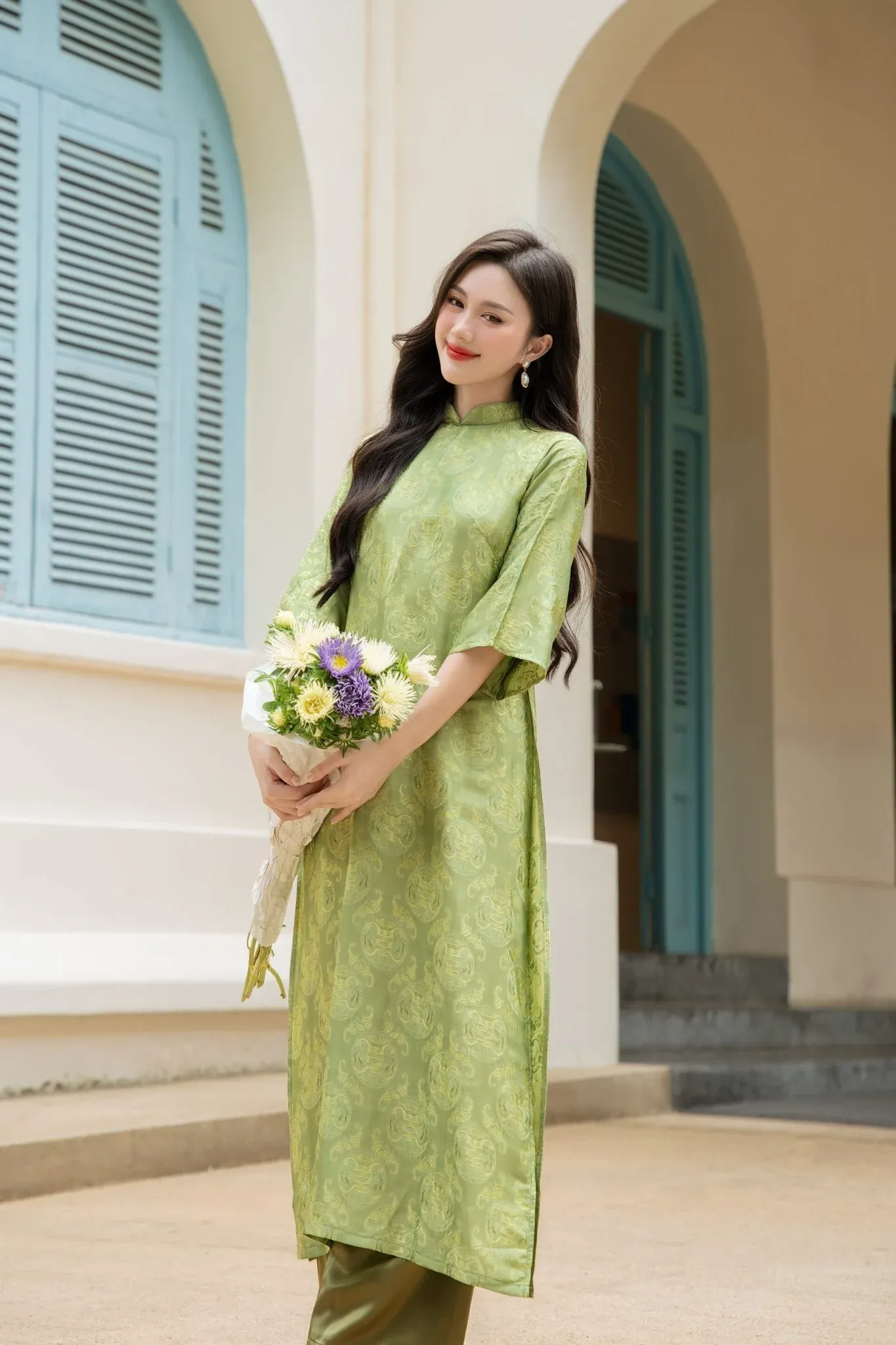 Áo dài xanh lá tạo hiệu ứng tươi tắn cho làn da ngăm