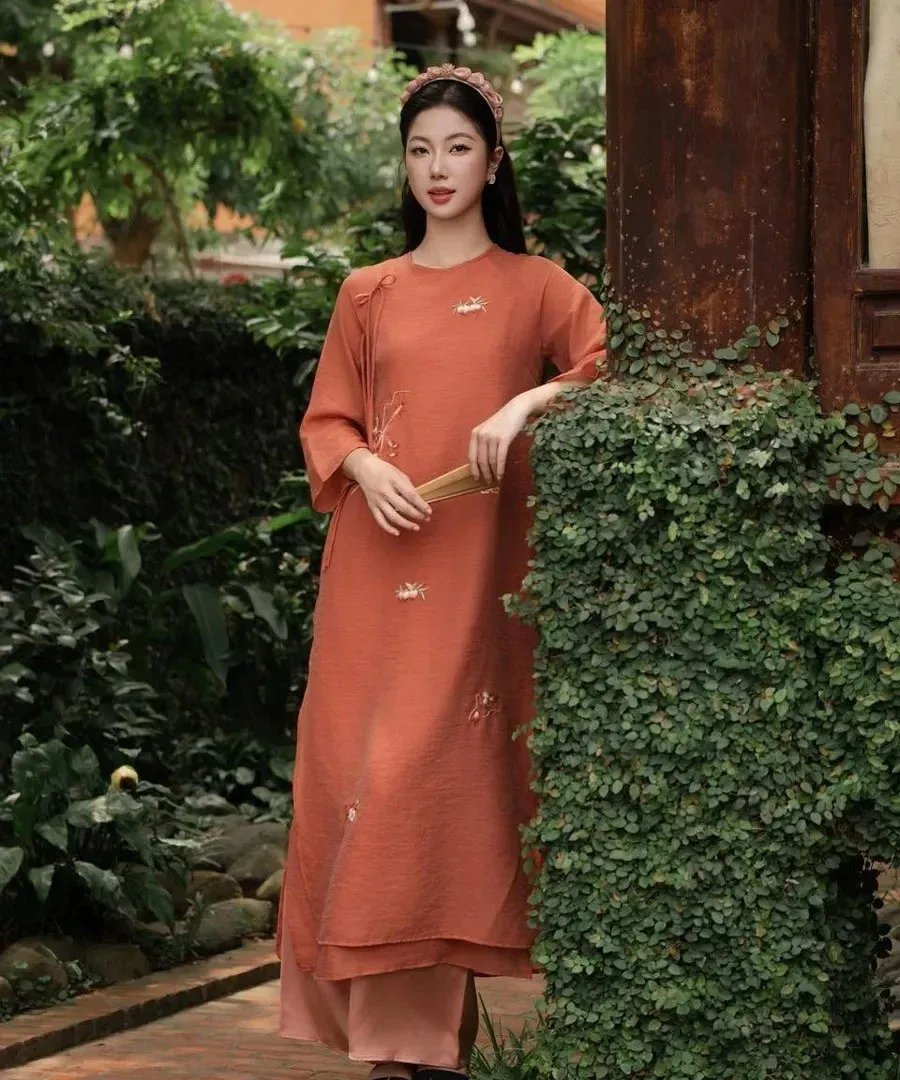 Áo dài cam đất thanh lịch dành cho người có làn da ngăm