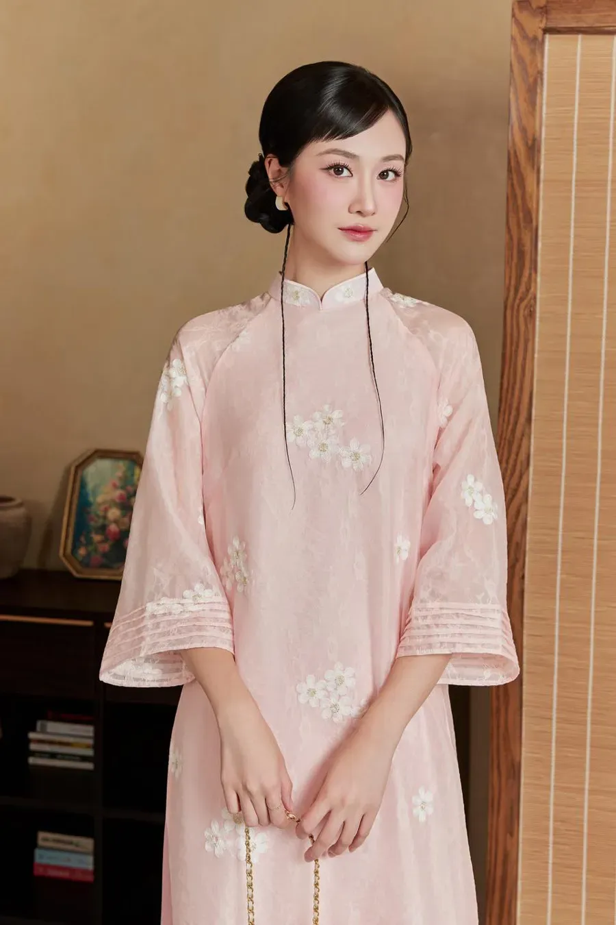 Áo dài hồng pastel tôn vẻ trẻ trung của người có làn da ngăm