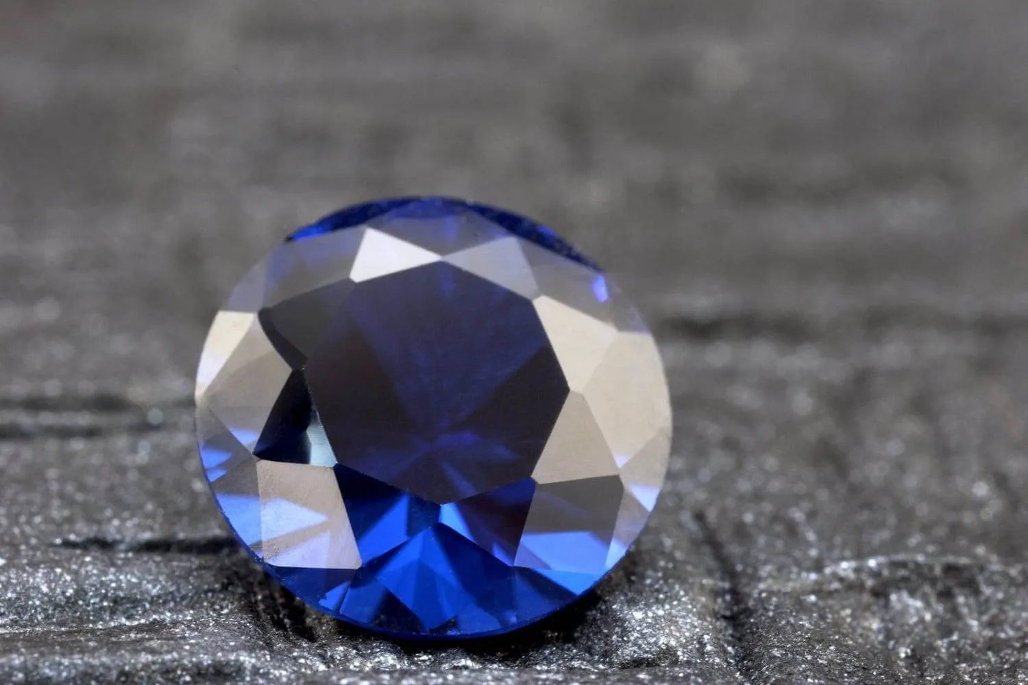 Đá Sapphire được đánh giá có màu sắc phù hợp với cung Nhân Mã (Nguồn: Internet)