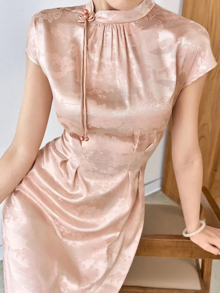 Sườn xám cách tân được biến hóa phù hợp với xu hướng thời trang hiện đại (nguồn: Routine)