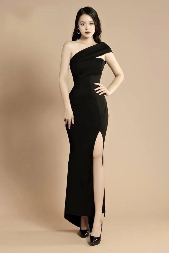 Mẫu đầm ngắn ôm body lệch vai nữ tính, quyến rũ (Nguồn: Internet)