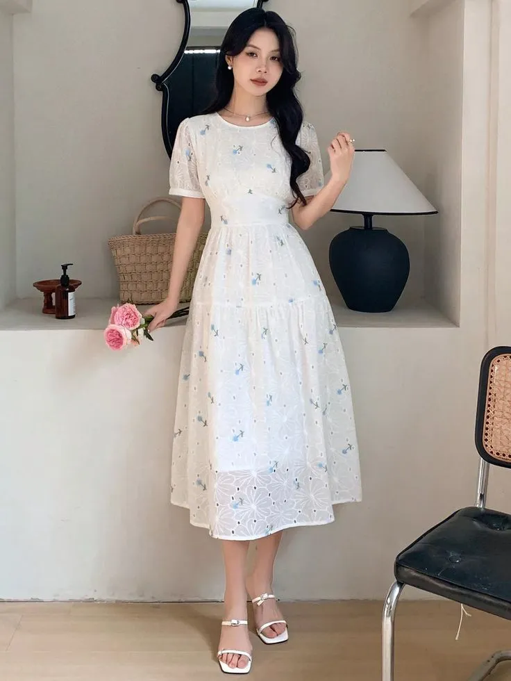 Mẫu váy hoa nhí dáng dài cổ tròn thanh lịch, đơn giản