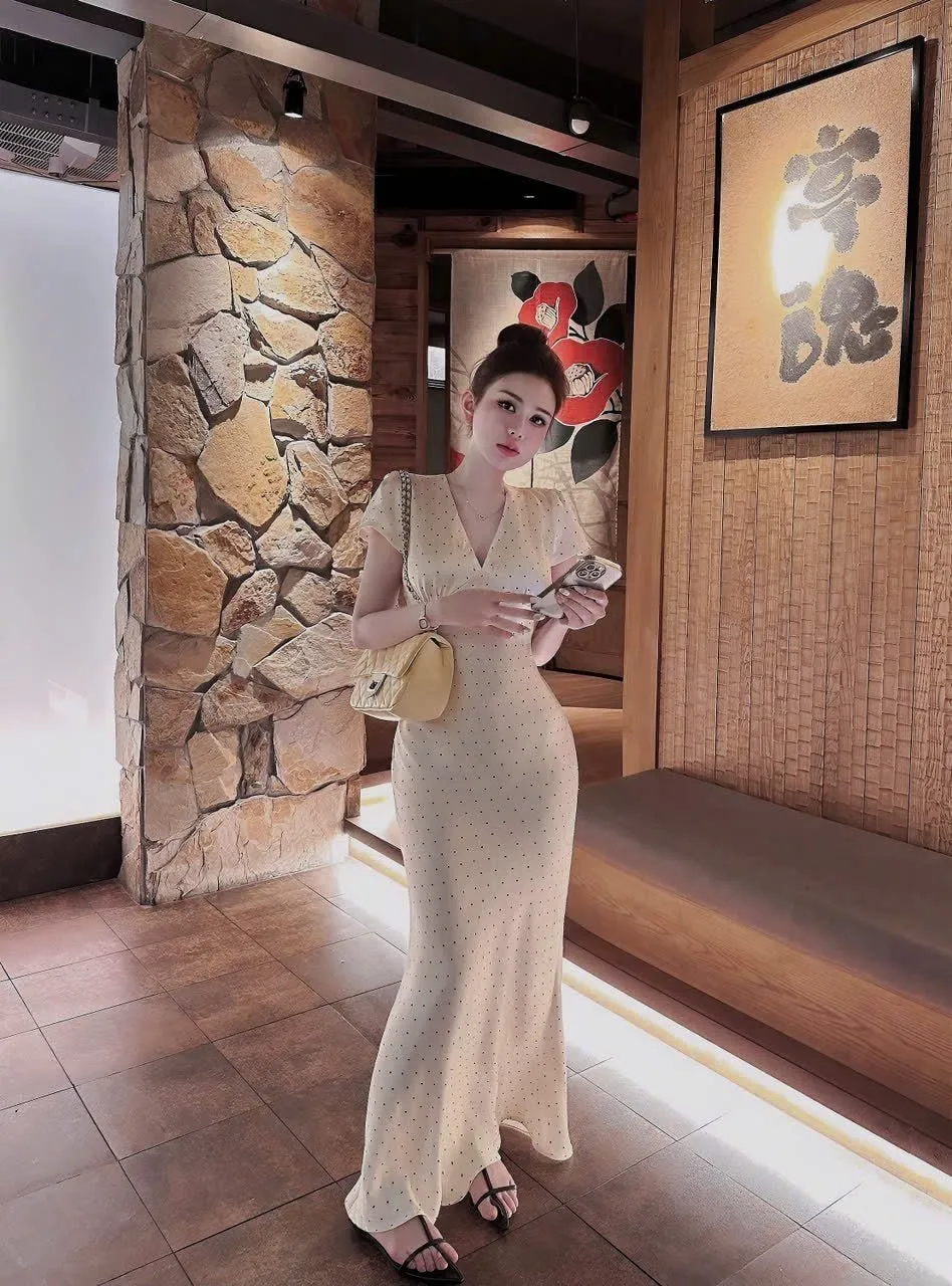Đầm lụa chấm bi cổ V đơn giản nhưng quý phái