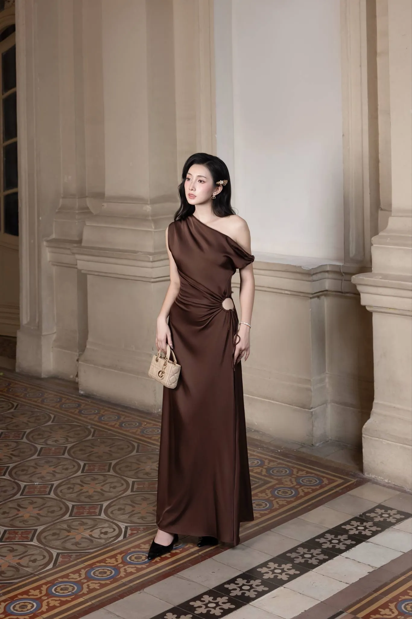 Đầm lụa lệch vai khoét eo độc đáo, sang trọng