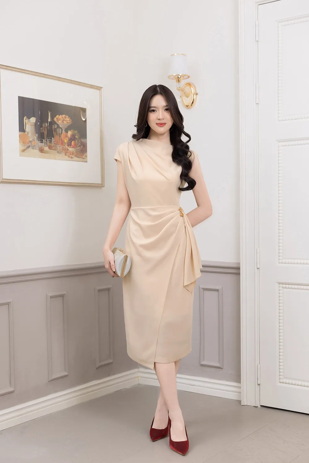 Outfit ấn tượng với mẫu đầm lụa thắt eo và giày cao gót chất liệu nhung sang trọng
