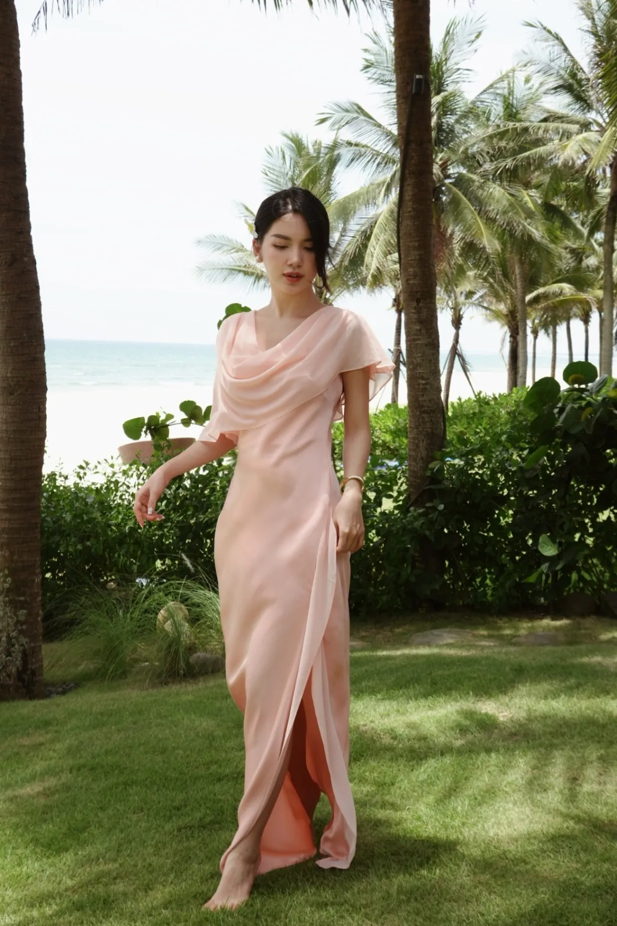 Mẫu đầm lụa xẻ tà quyến rũ kèm khăn voan sang trọng