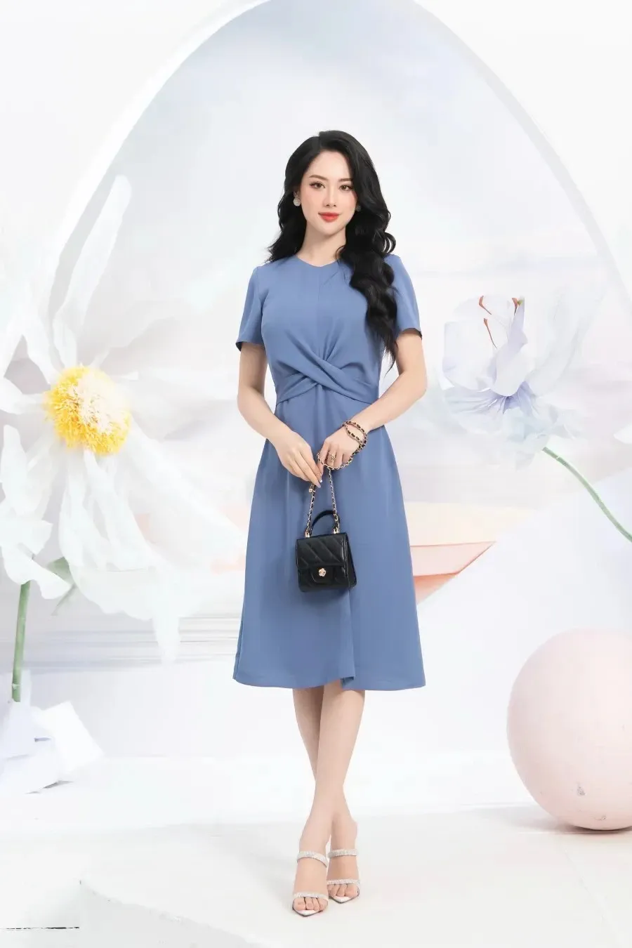 Đầm thắt eo giúp tạo điểm nhấn cho vòng 2