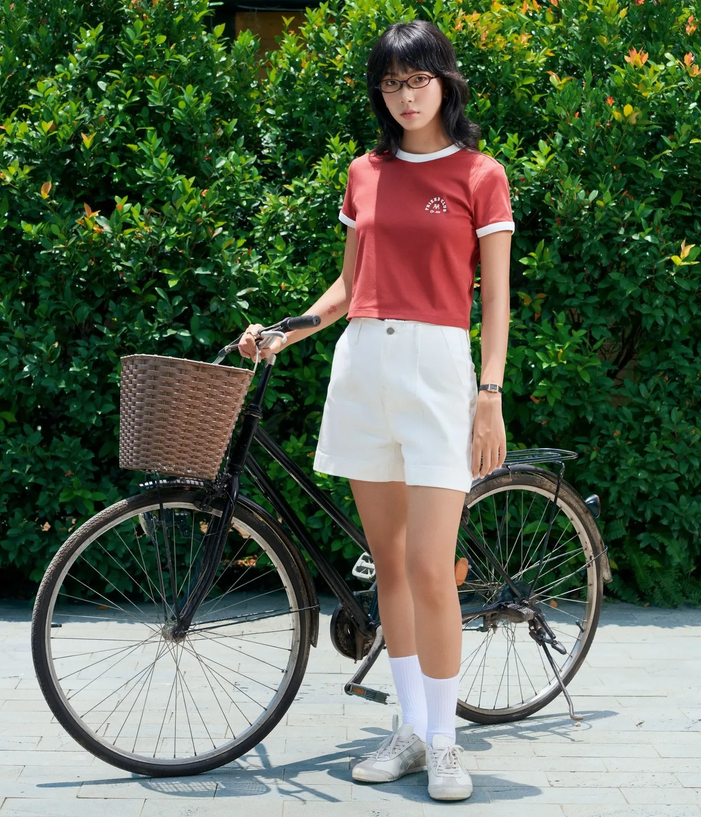 Dạo phố cùng bạn bè với trang phục áo đỏ và quần short màu trắng đơn giản (Nguồn: Routine)