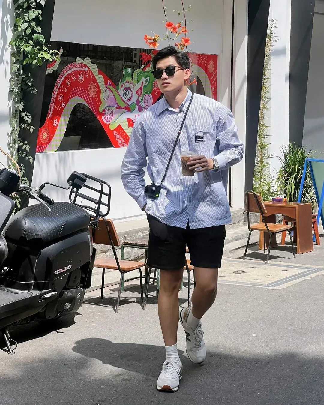 Phối quần short đen cùng áo sơ mi dài tay đi dạo phố năng động