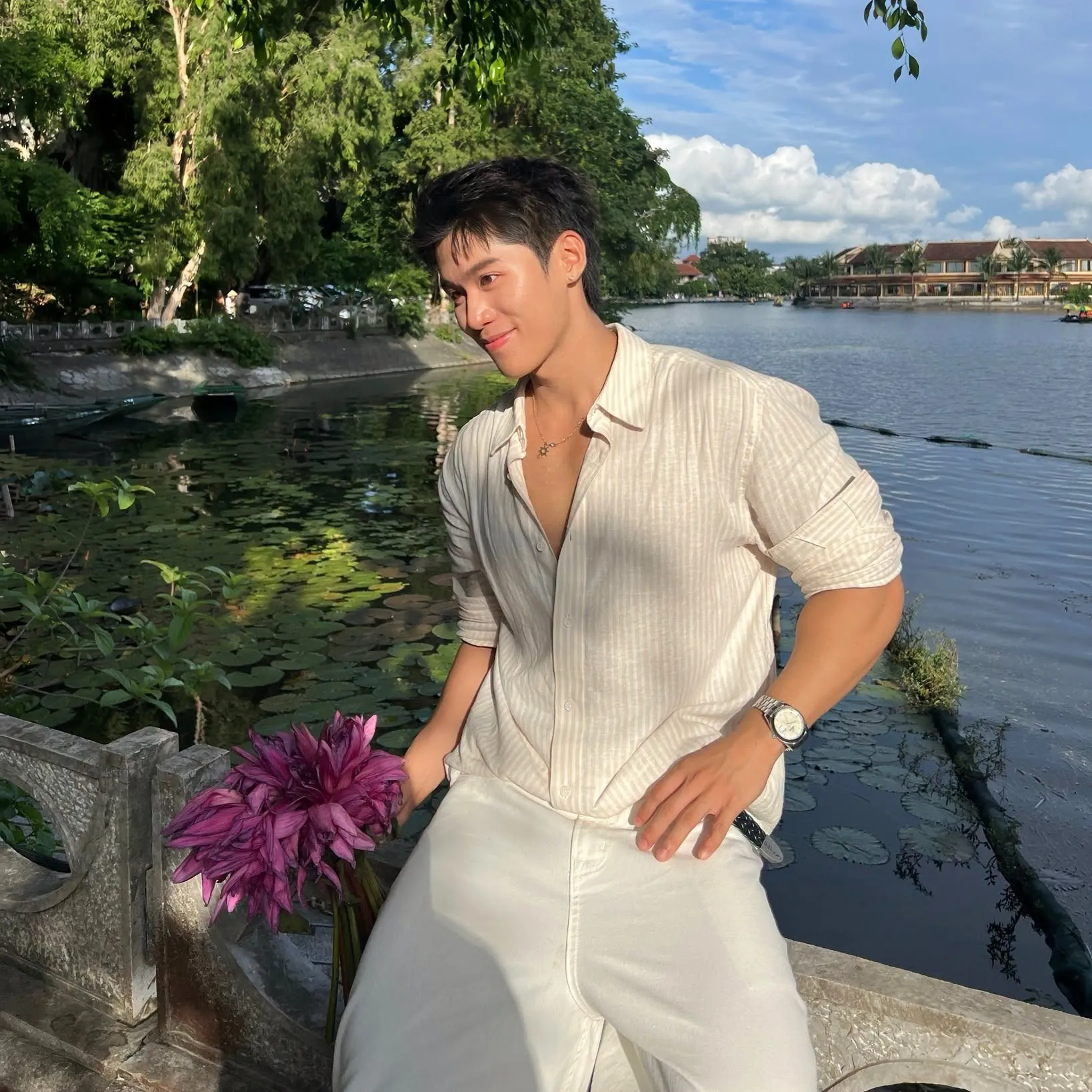 Outfit tone sur tone màu trắng lịch lãm khi check-in Bà Nà Hills