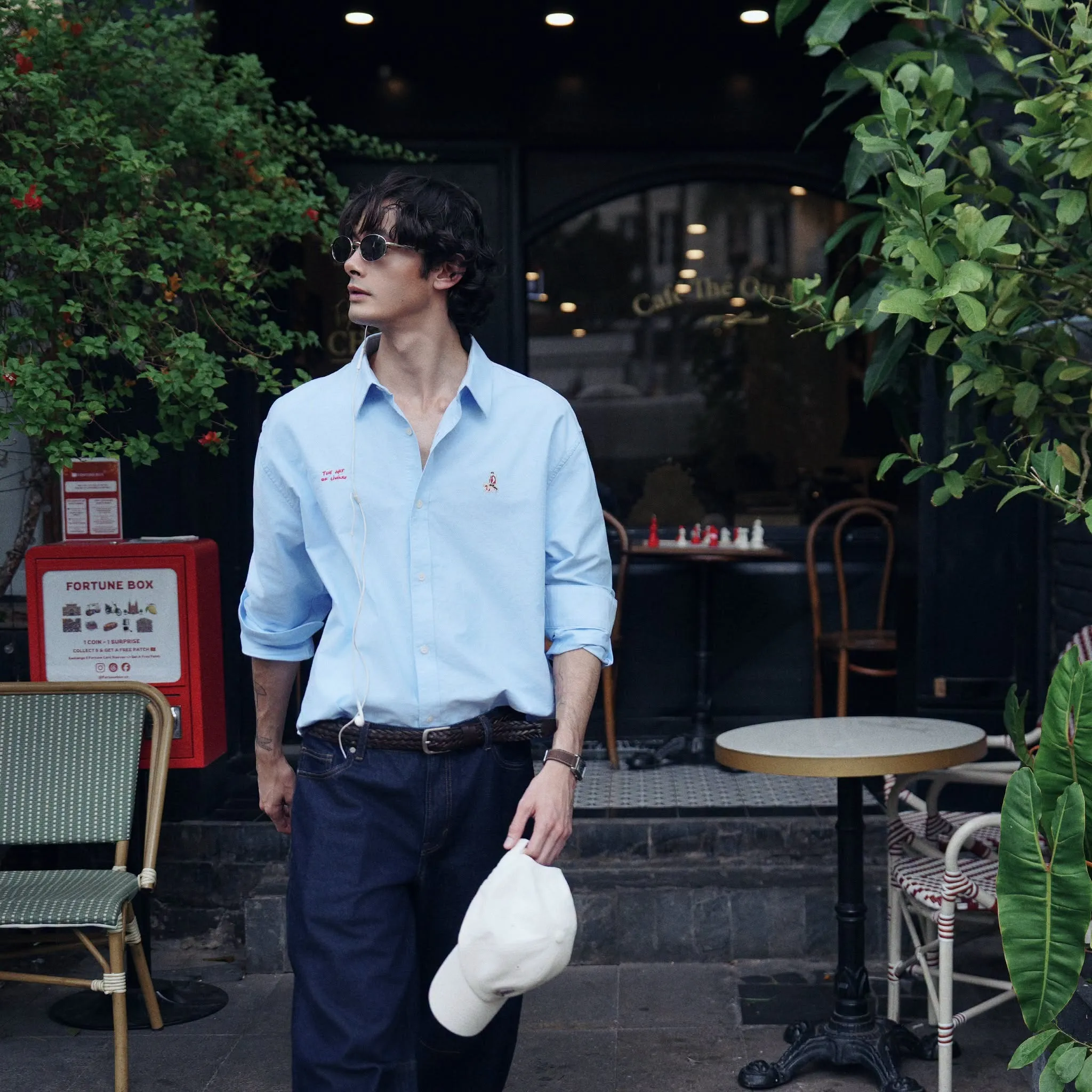Áo polo trắng phối quần jeans ống rộng trẻ trung cho những buổi dạo chơi và chụp ảnh tại Bà Nà Hills