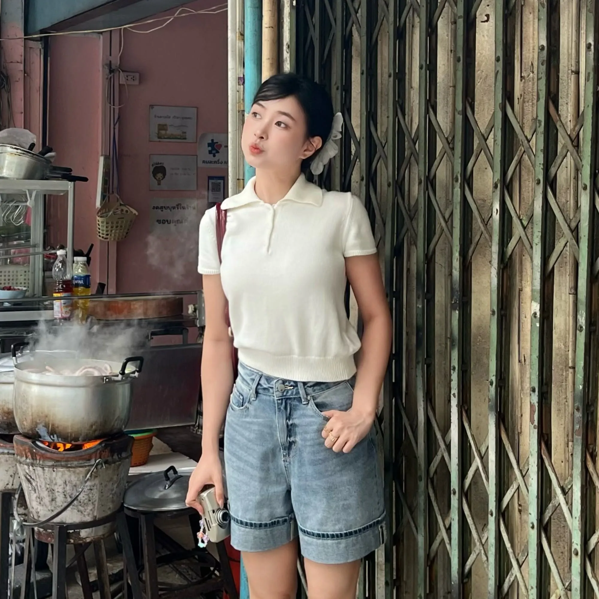 Áo polo phối quần short jeans trẻ trung cho chuyến tham quan vườn trái cây Cần Thơ