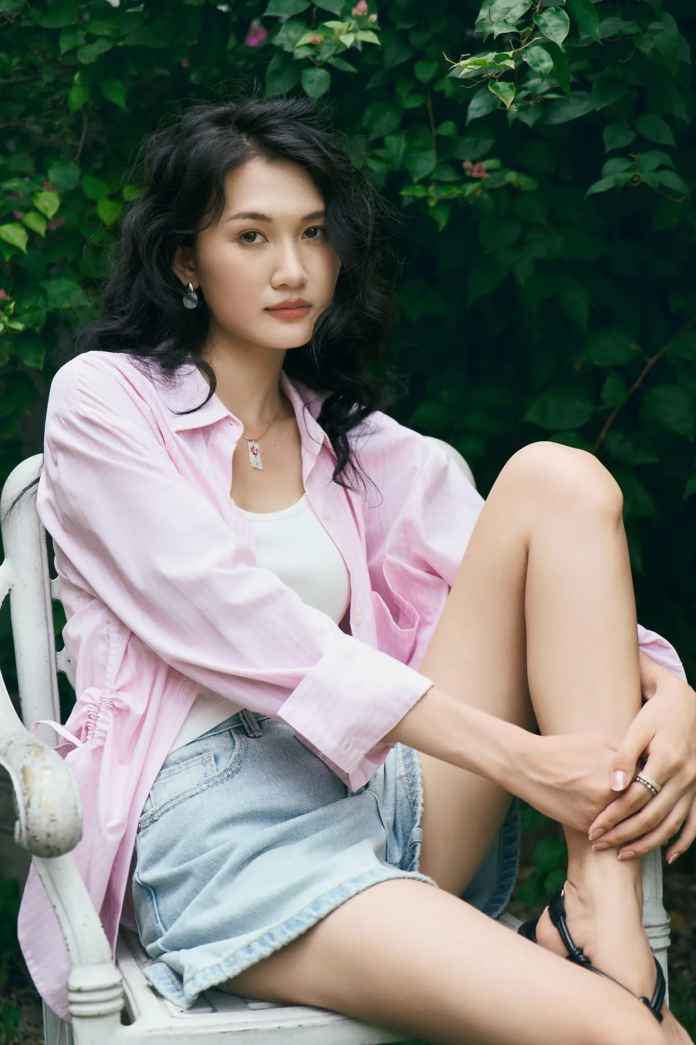 Áo hai dây khoác sơ mi mỏng phối quần short năng động khi khám phá Cồn Sơn