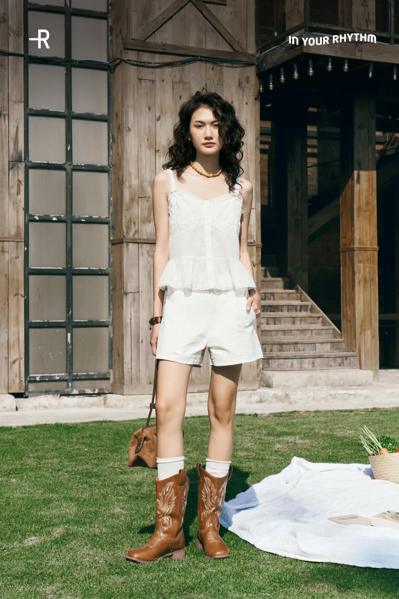 Áo thun phối quần short gọn nhẹ cho chuyến khám phá Cao Bằng vào mùa hè