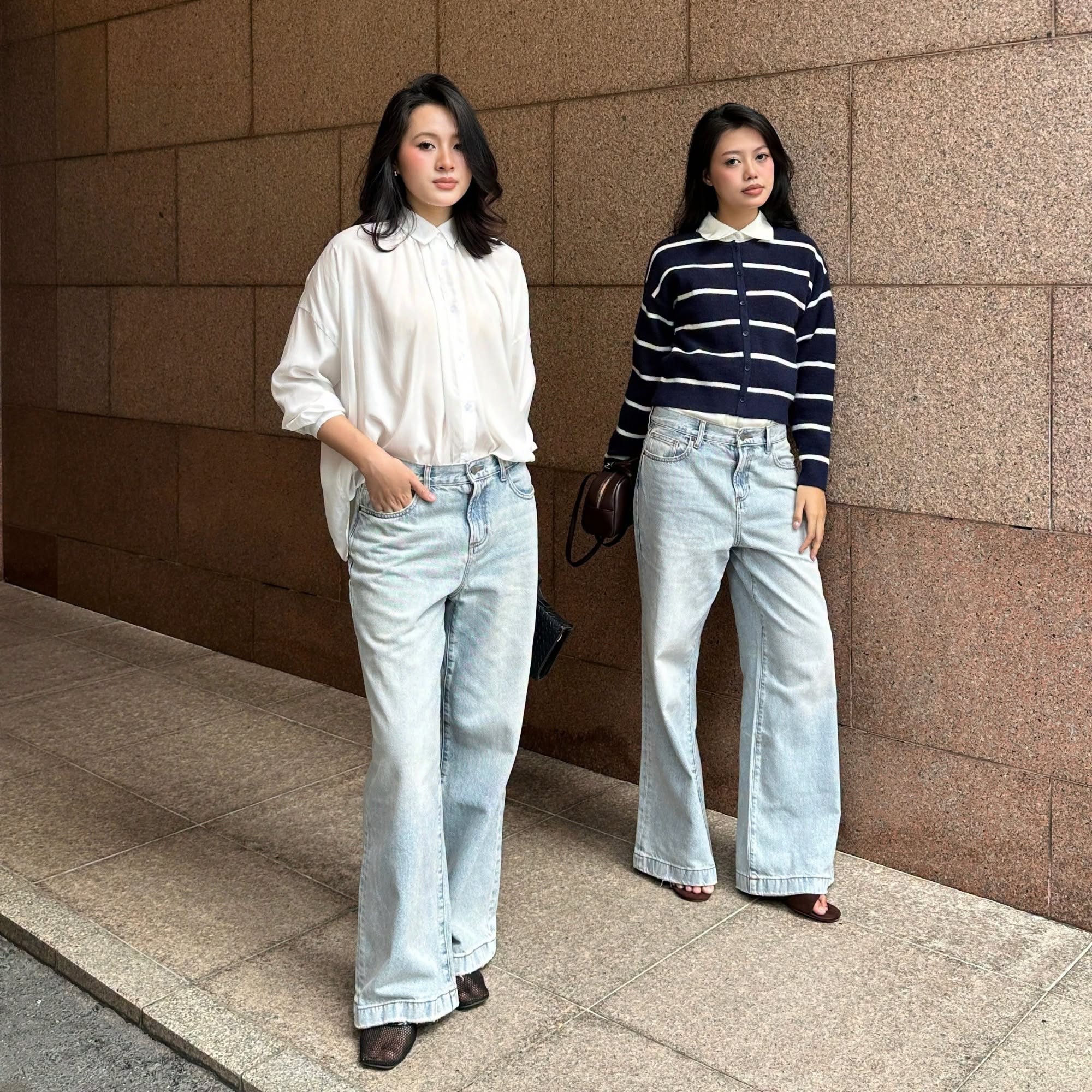 Áo sơ mi trắng và cardigan sọc ngang phối quần jeans ống rộng trẻ trung