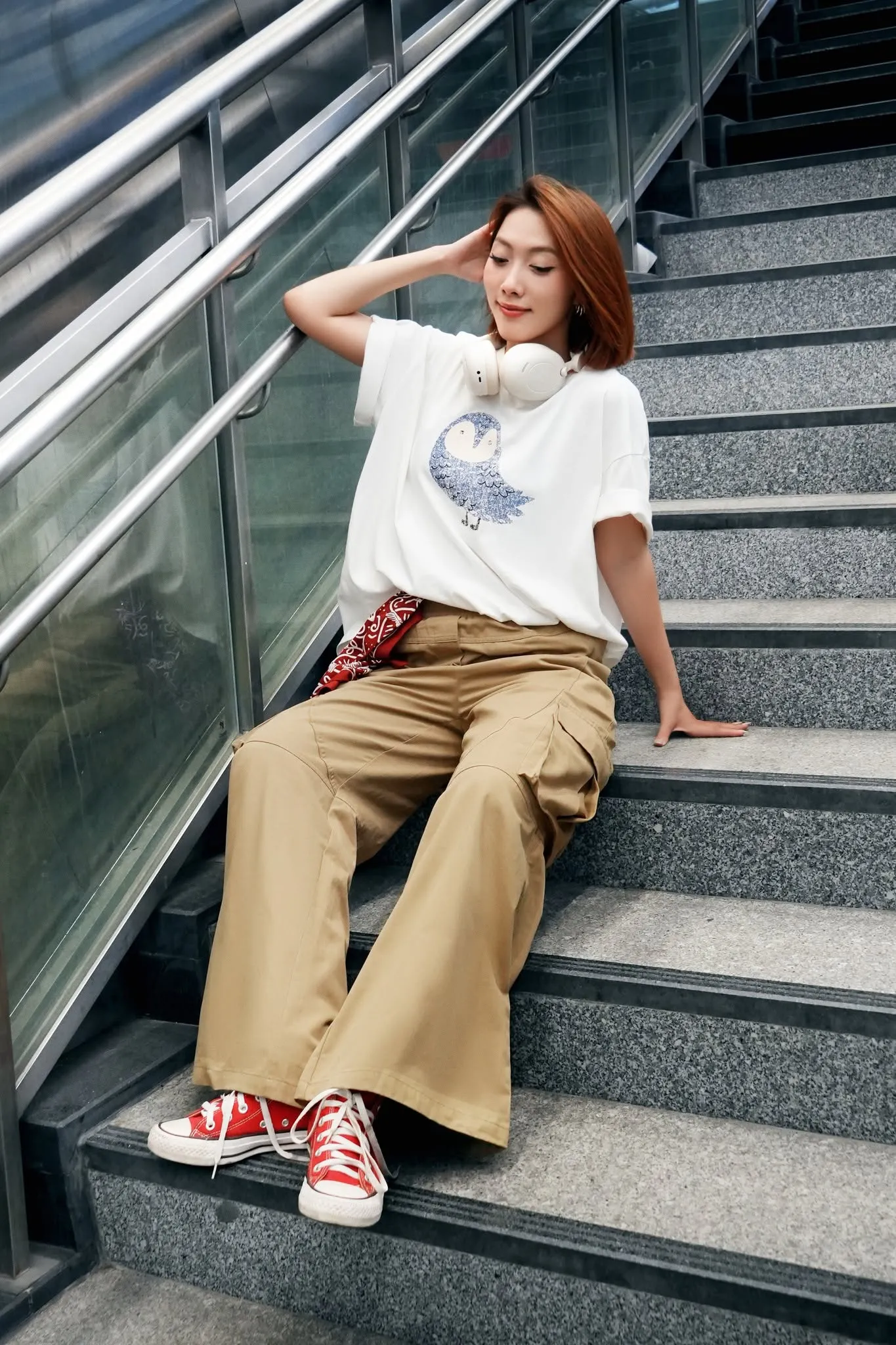 Áo thun graphic phối quần cargo ống rộng và sneaker mang nét năng động cho outfit đi concert BIGBANG