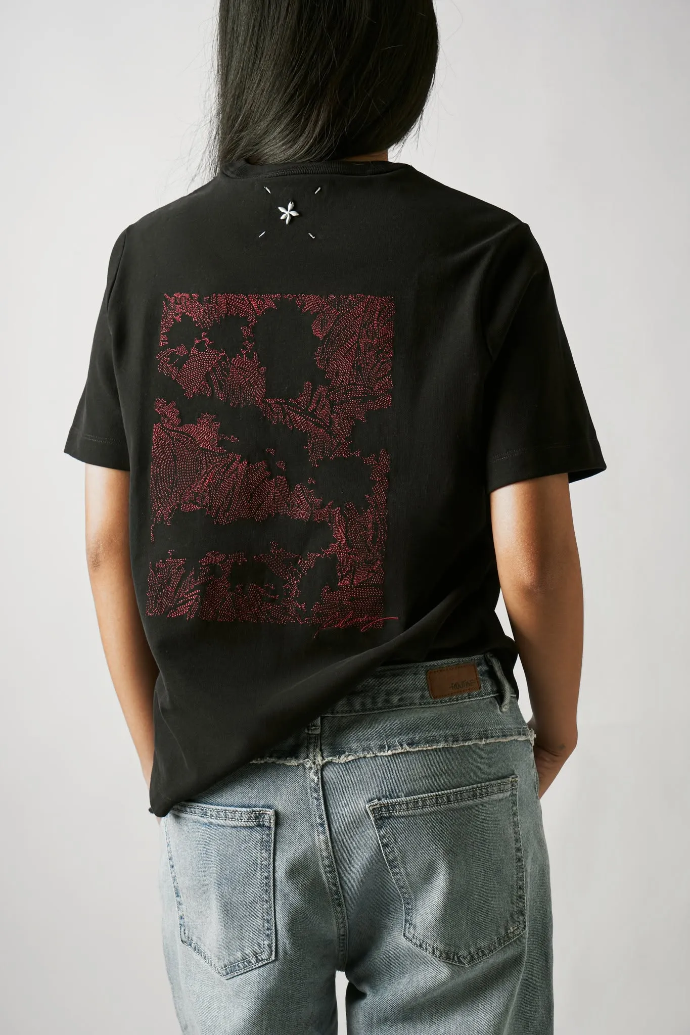 Áo thun đen graphic phối quần jeans tạo phong cách cá tính, phóng khoáng khi tham dự concert BIGBANG