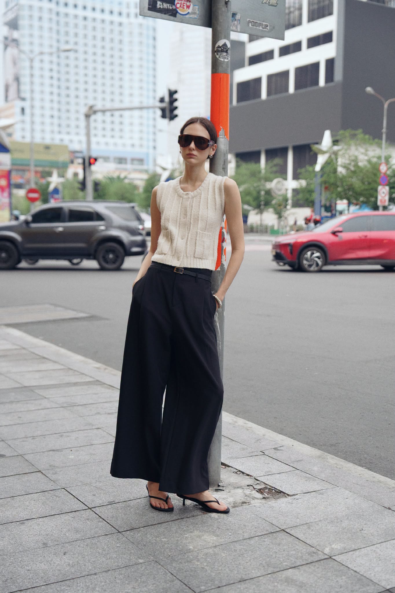 Cardigan gile dệt kim cùng quần suông đen thích hợp cho những buổi dạo phố và check-in Đà Nẵng dịp thu