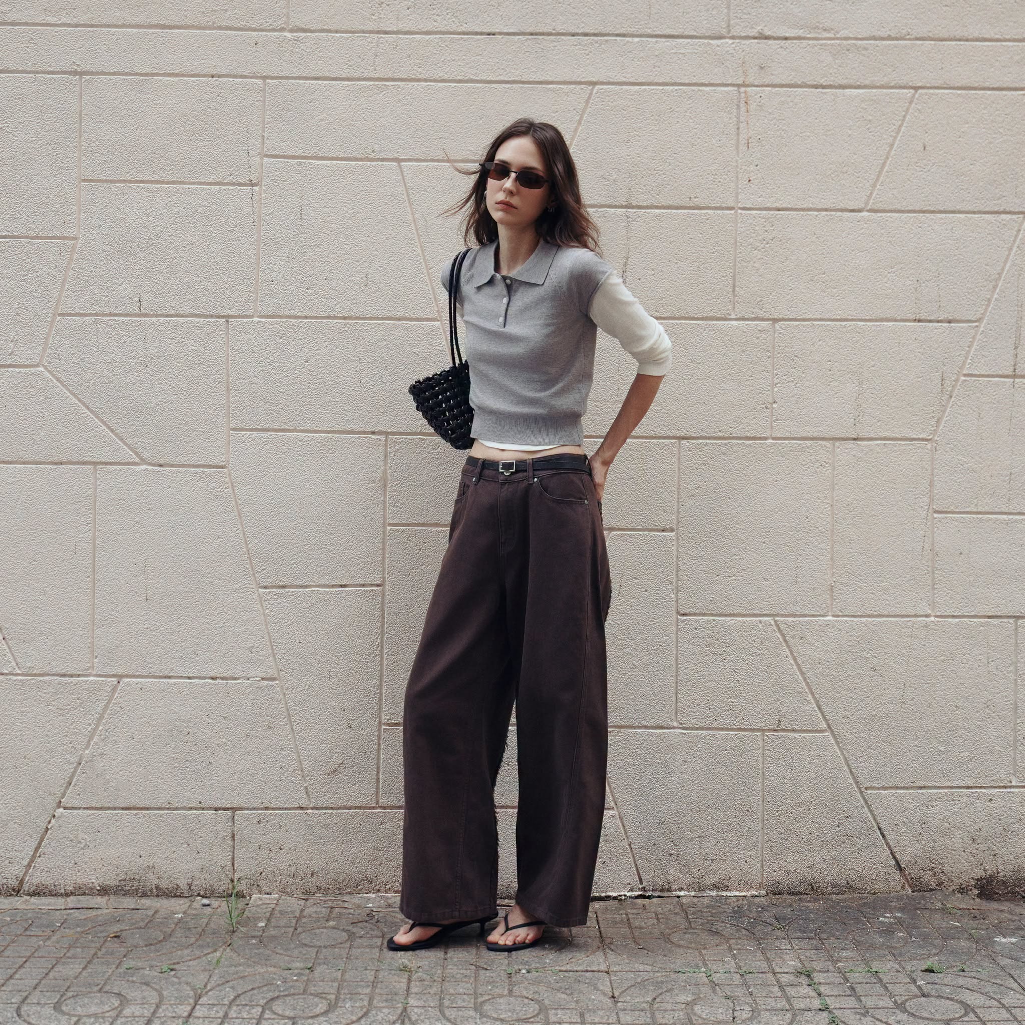 Outfit layer lạ mắt, ấn tượng với quần jeans nâu ống rộng hướng đến phong cách hiện đại, cá tính