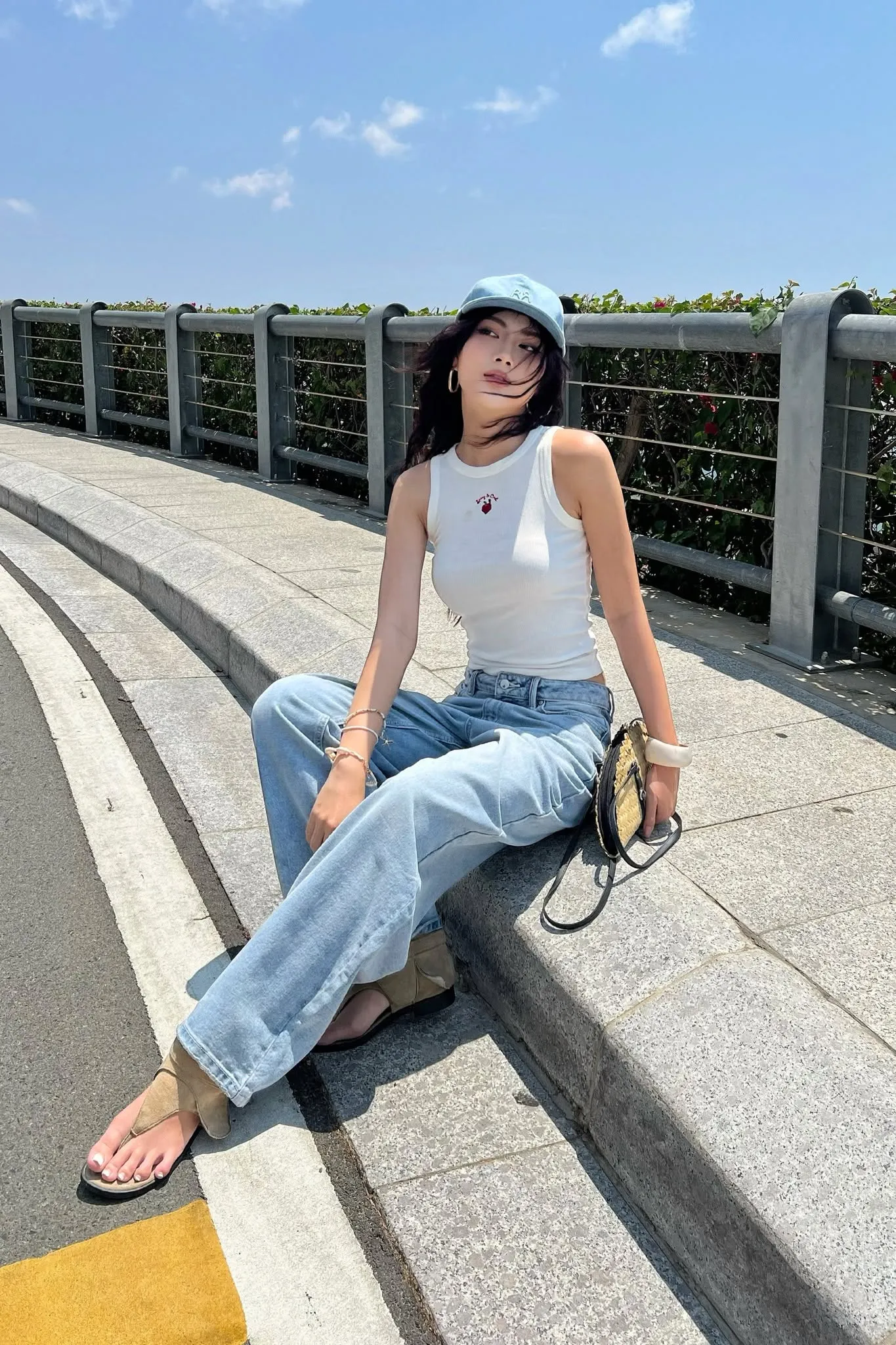 Quần áo gọn gàng và áo khoác nhẹ dễ sử dụng trong những ngày Đà Nẵng có mưa hoặc trời chuyển mát