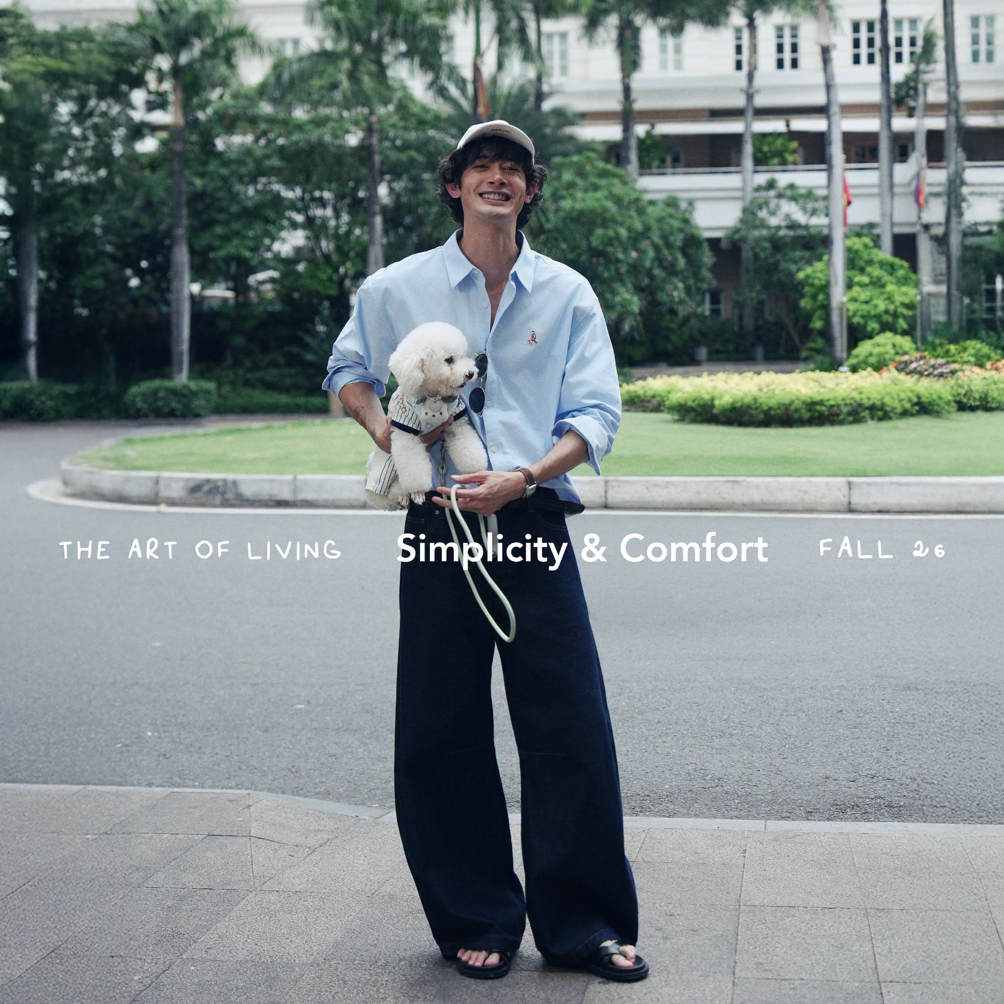 Ấn tượng với outfit áo sơ mi xanh nhạt và quần tối màu phóng khoáng, lịch lãm