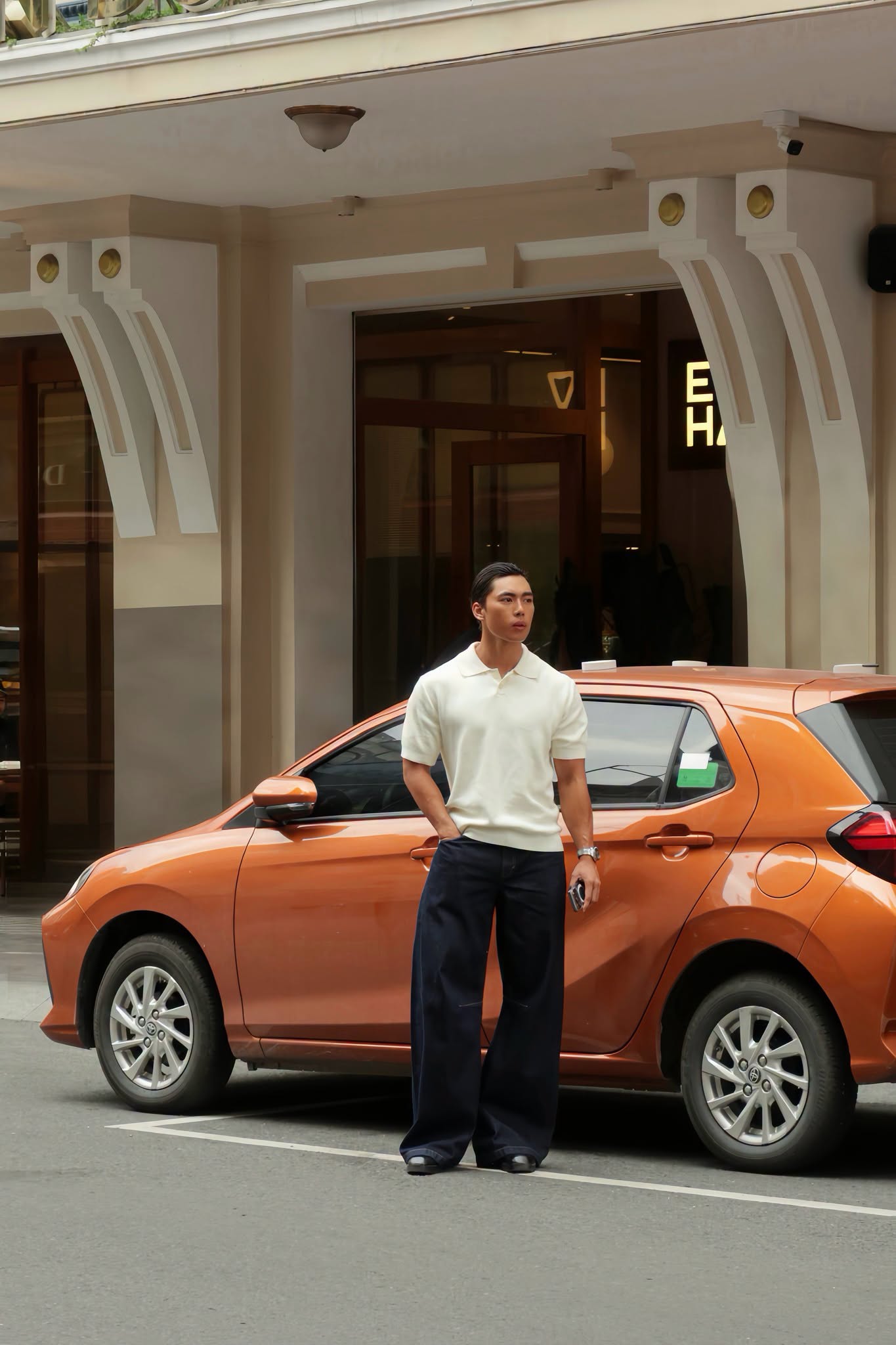 Áo polo trắng ngà phối quần dài đen ống rộng, đơn giản nhưng vẫn chỉn chu cho những buổi dạo phố Đà Nẵng