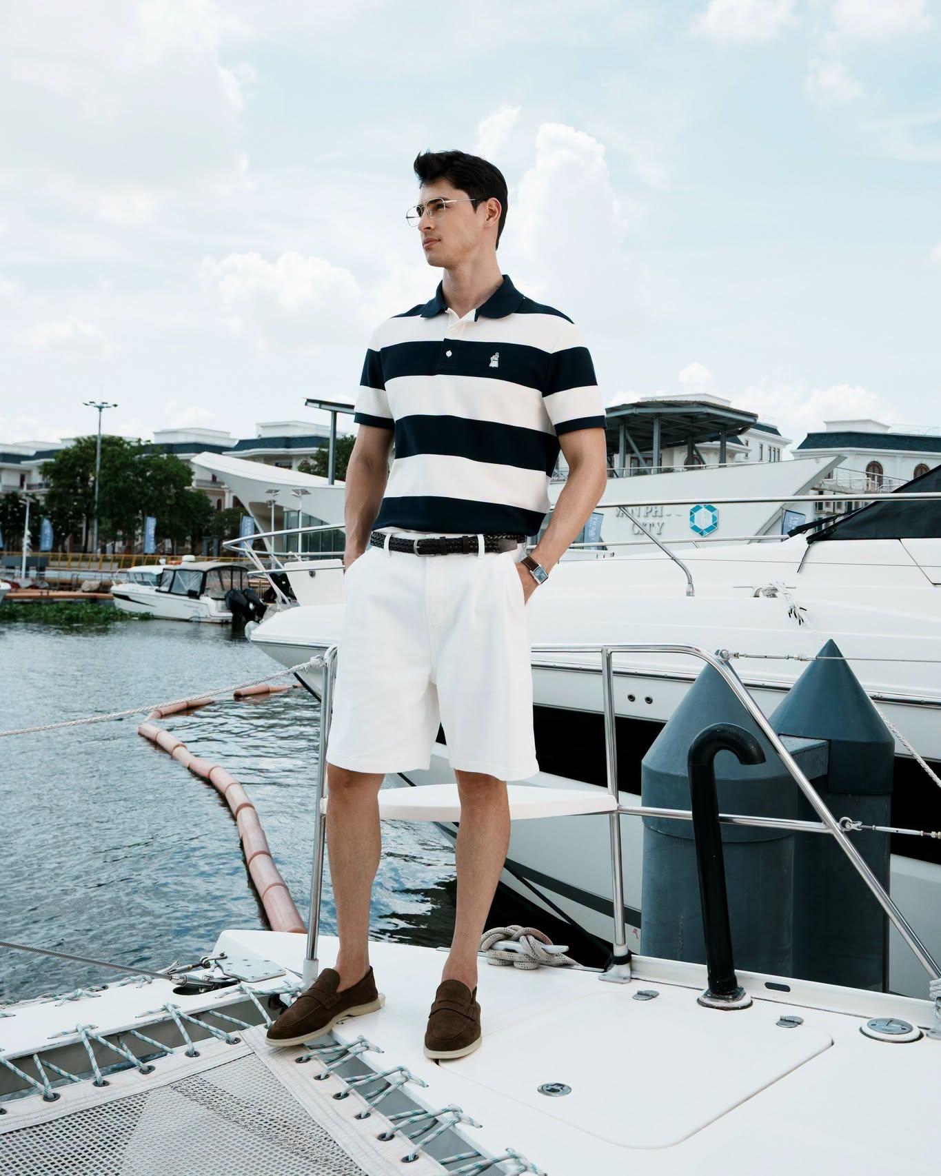 Trẻ trung hơn khi xuống phố với áo polo kẻ ngang, quần short trắng và loafer nâu