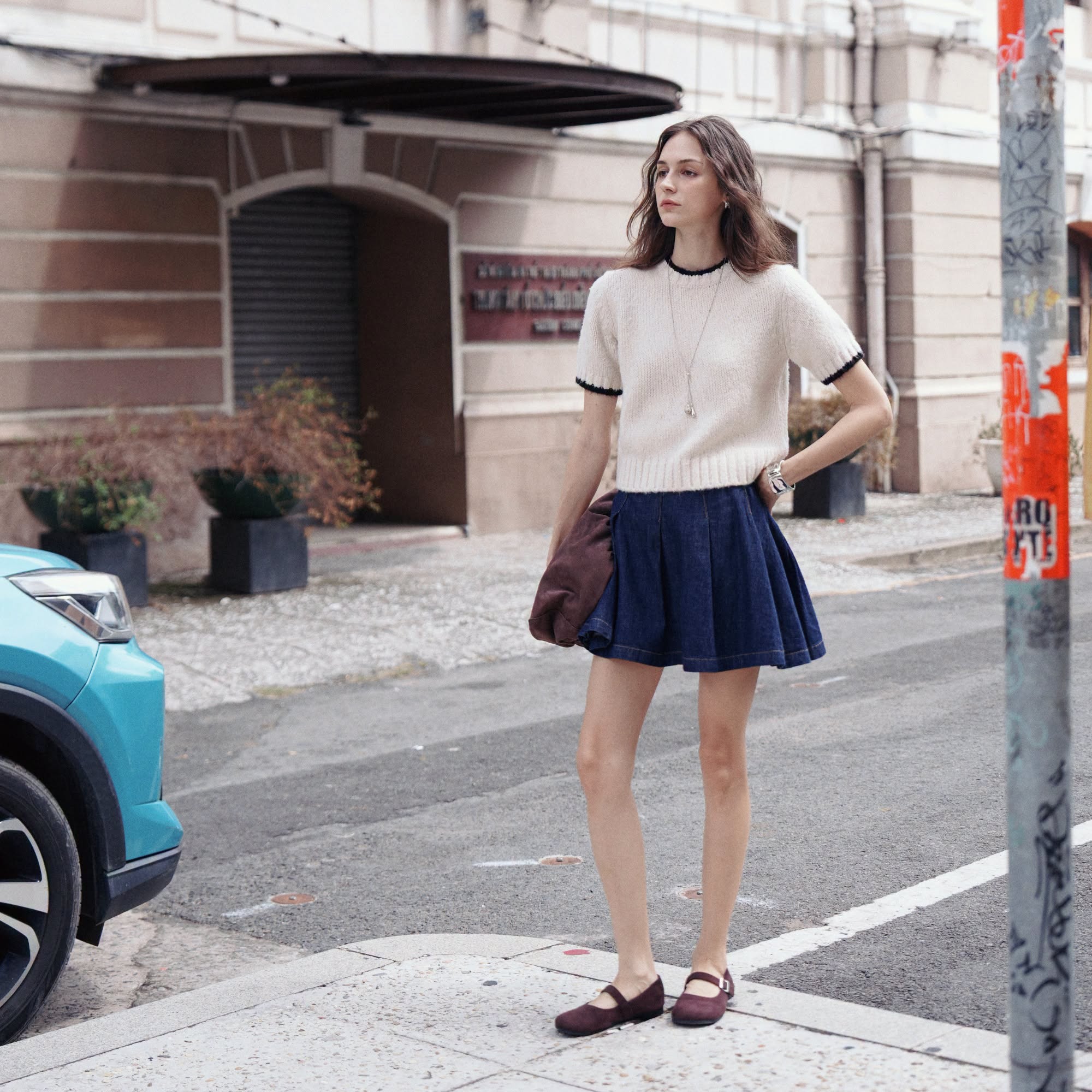 Áo dệt kim tay ngắn đi cùng chân váy xếp ly dáng ngắn và giày Mary Jane đem nét nữ tính, trẻ trung vào outfit dạo phố Đà Nẵng