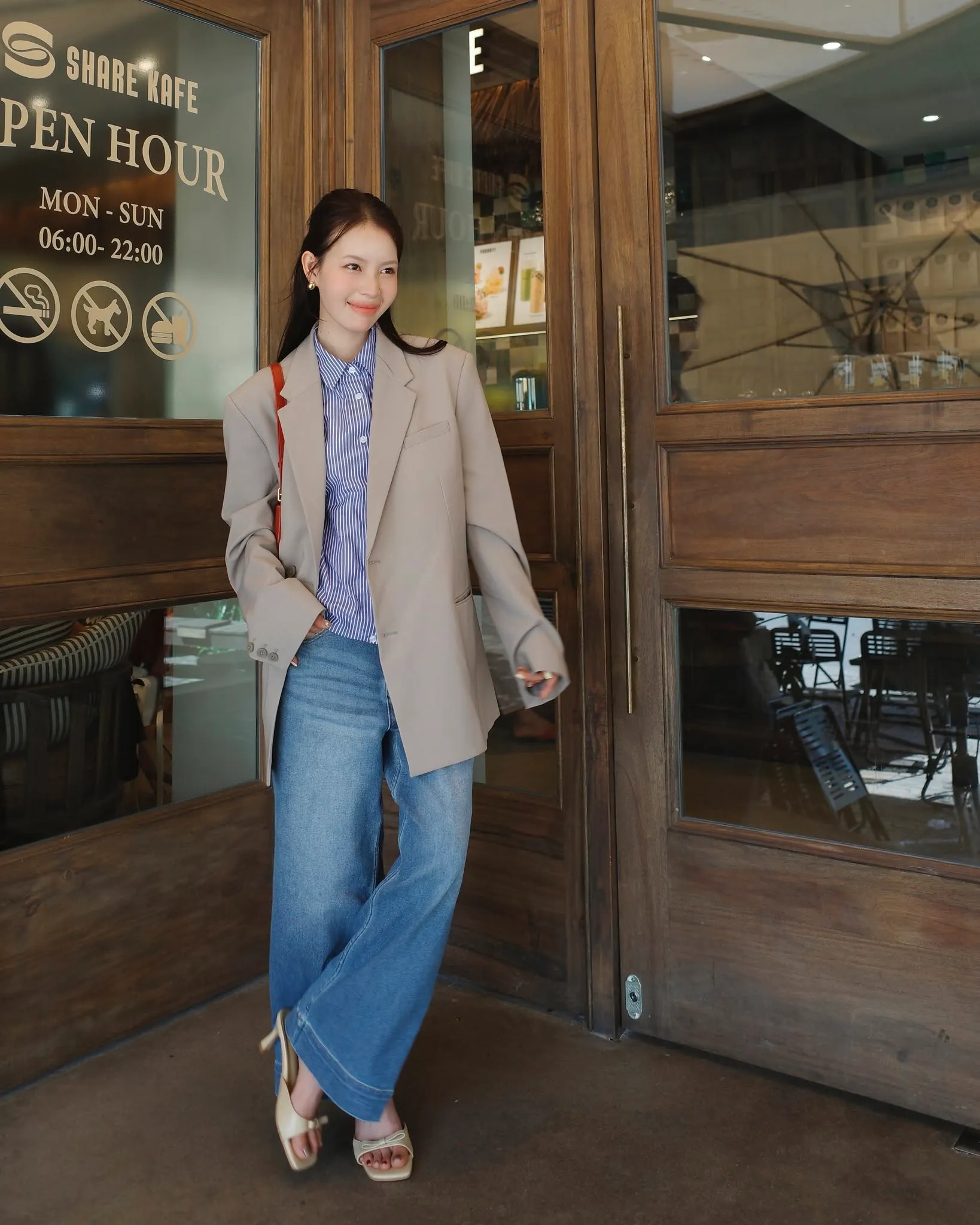 Blazer mỏng phối áo sơ mi và quần jeans tạo diện mạo thanh lịch cho chuyến đi Hà Giang tháng 4